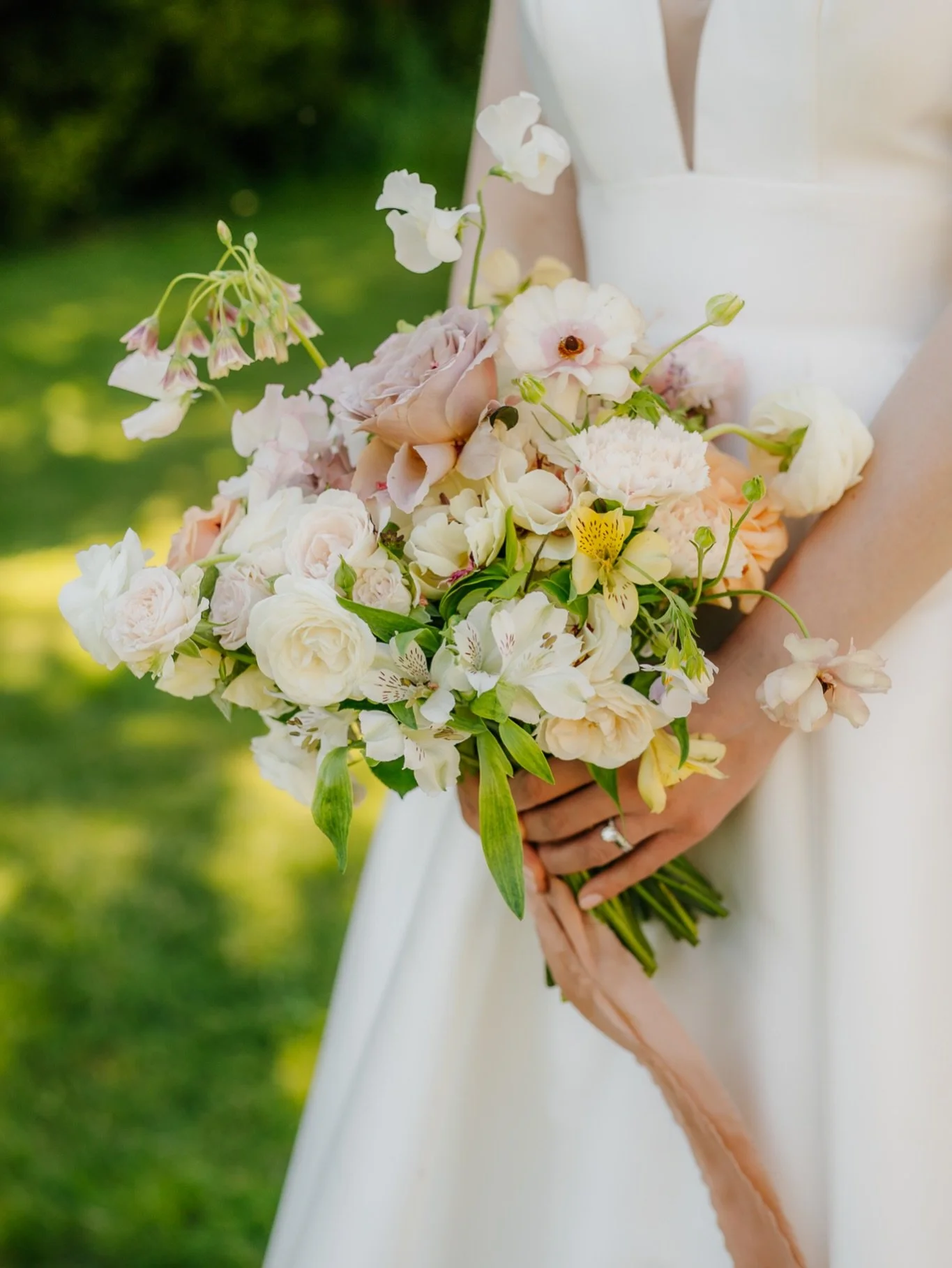 Laura&rsquo;s bridal bouquet deserves a post of its own!

Spring wedding flowers really are my favourite&hellip; the flower varieties are beautiful, whimsical and elegant ✨

And the colour palette was just swoon worthy. 

I now have the pleasure of p