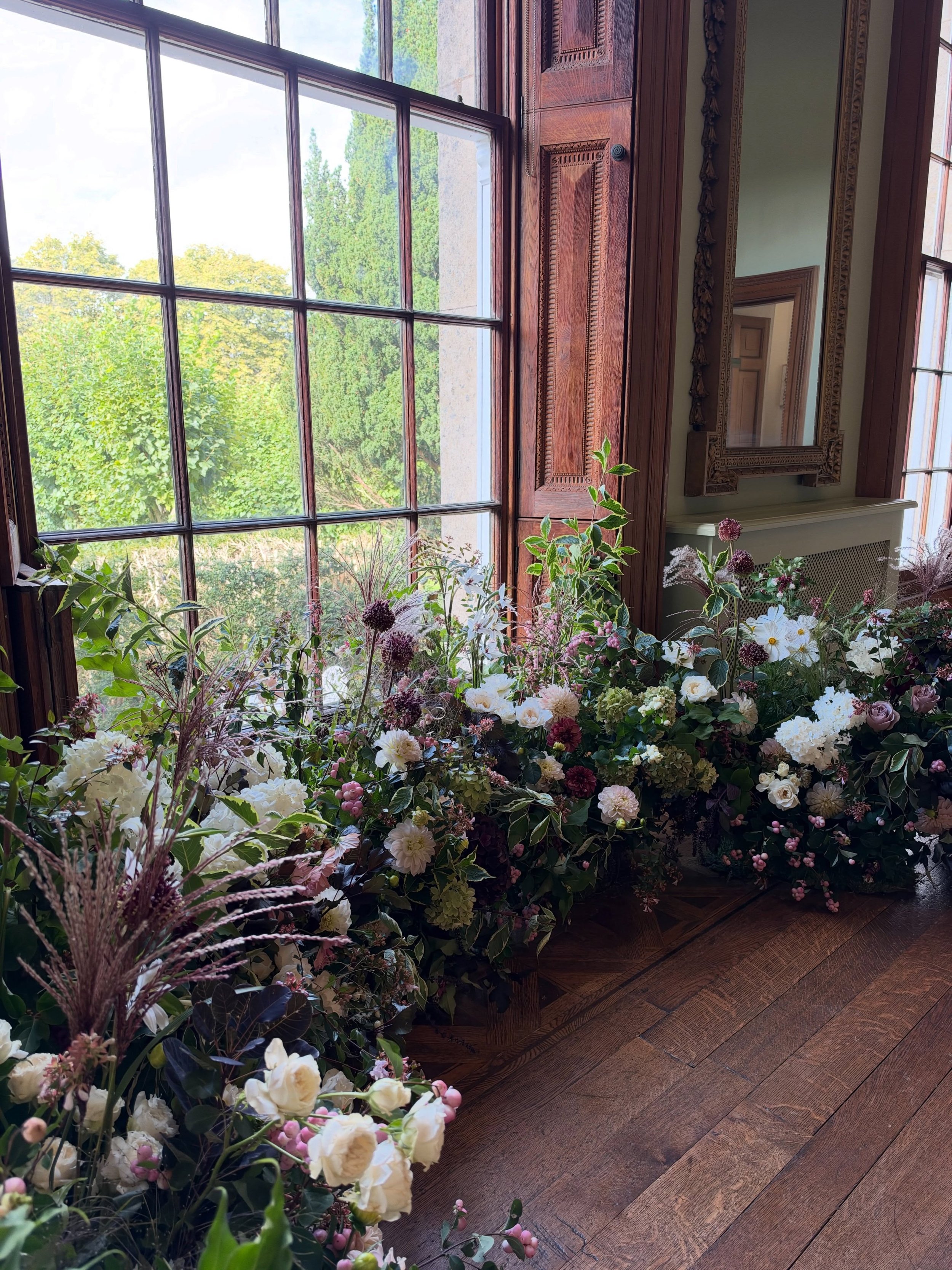 We brought the outside in for A+R&rsquo;s ceremony, and the scent when you walked in to the room after we finished the installation was divine 🤤 the whole room was scented with British herbs and garden roses. 

Summer going in to Autumn will forever