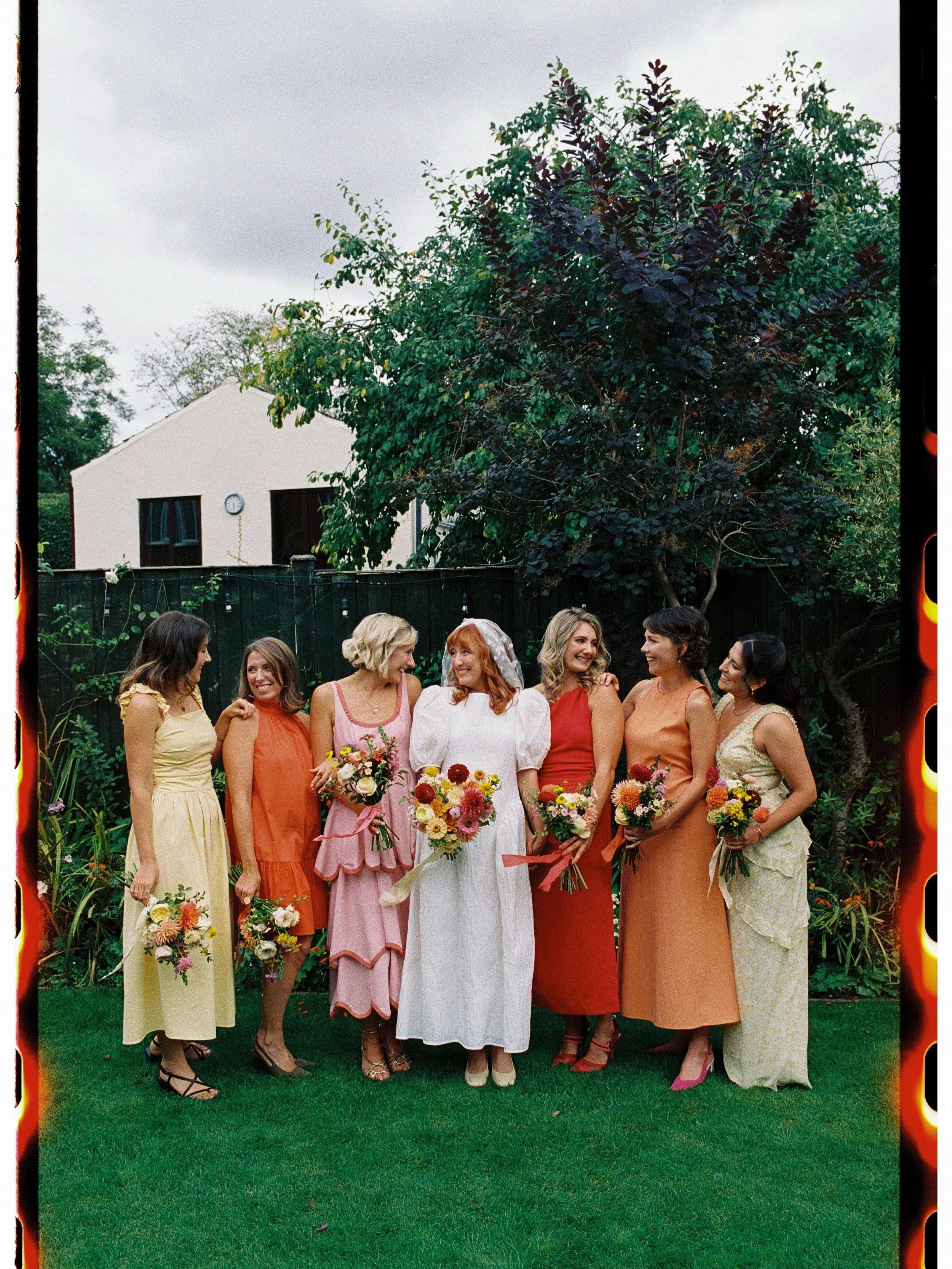 Hands up if you wish you were as cool as Maeve, Jasper and their gang ✋🏻

@grainyboiweddings_ is an absolute genius with the ol&rsquo; film camera 📸 

#weddingonfilm #colourfulweddingflowers #britishgrownweddingflowers #naturalweddingflowers #yorks