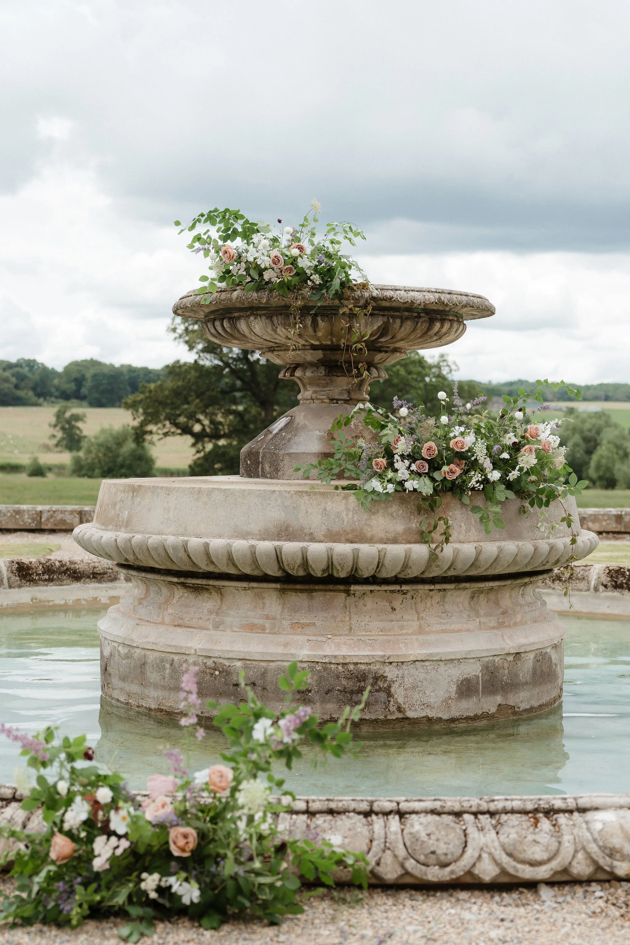 Water fountain flowers for outdoor ceremony