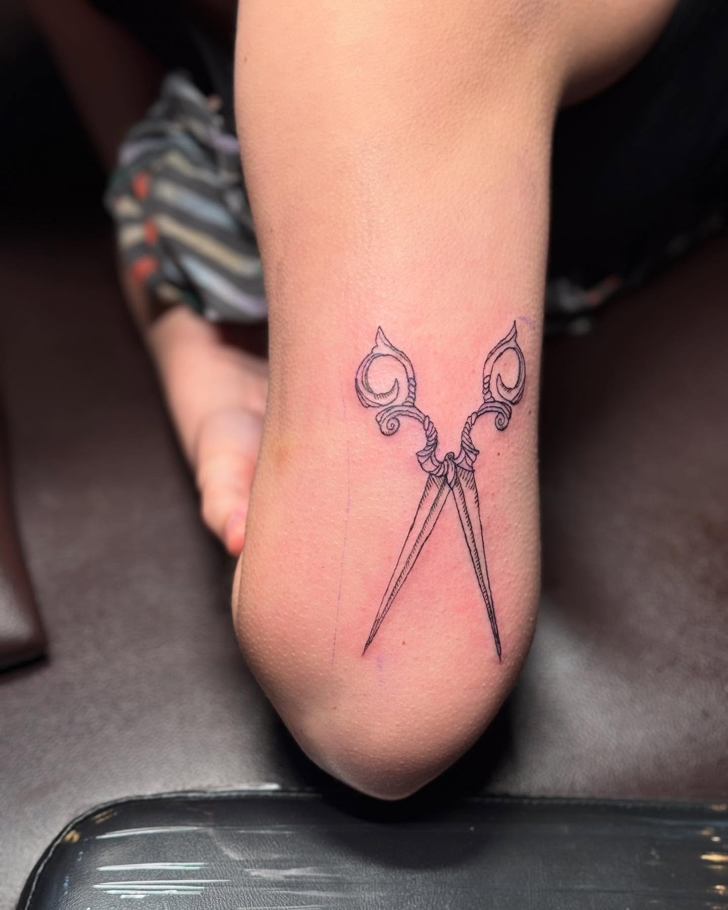 Two fine line tattoos once again on @_nefarious.arts_ !!
Thank you so much for always bringing me your cool ideas ❤️
#fineline #finelinetattoo #tattooart #tattooideas #tattooreference #tattooshop #tattooartist #tattoos #tattooing #cooltattoos #ink