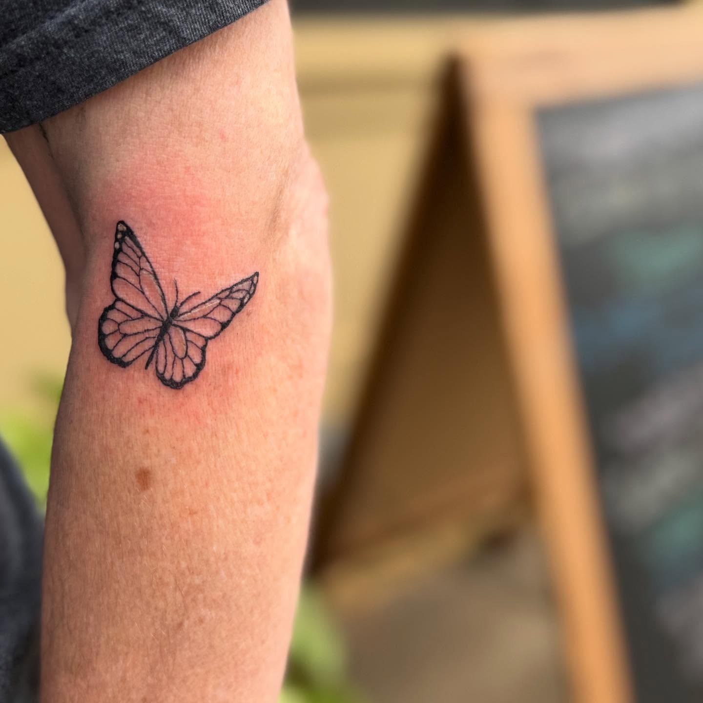 Butterfly on my momma today 🦋
#tattoos #fineline #tattoo #tattooartist #denton #northtexas #downtowndenton