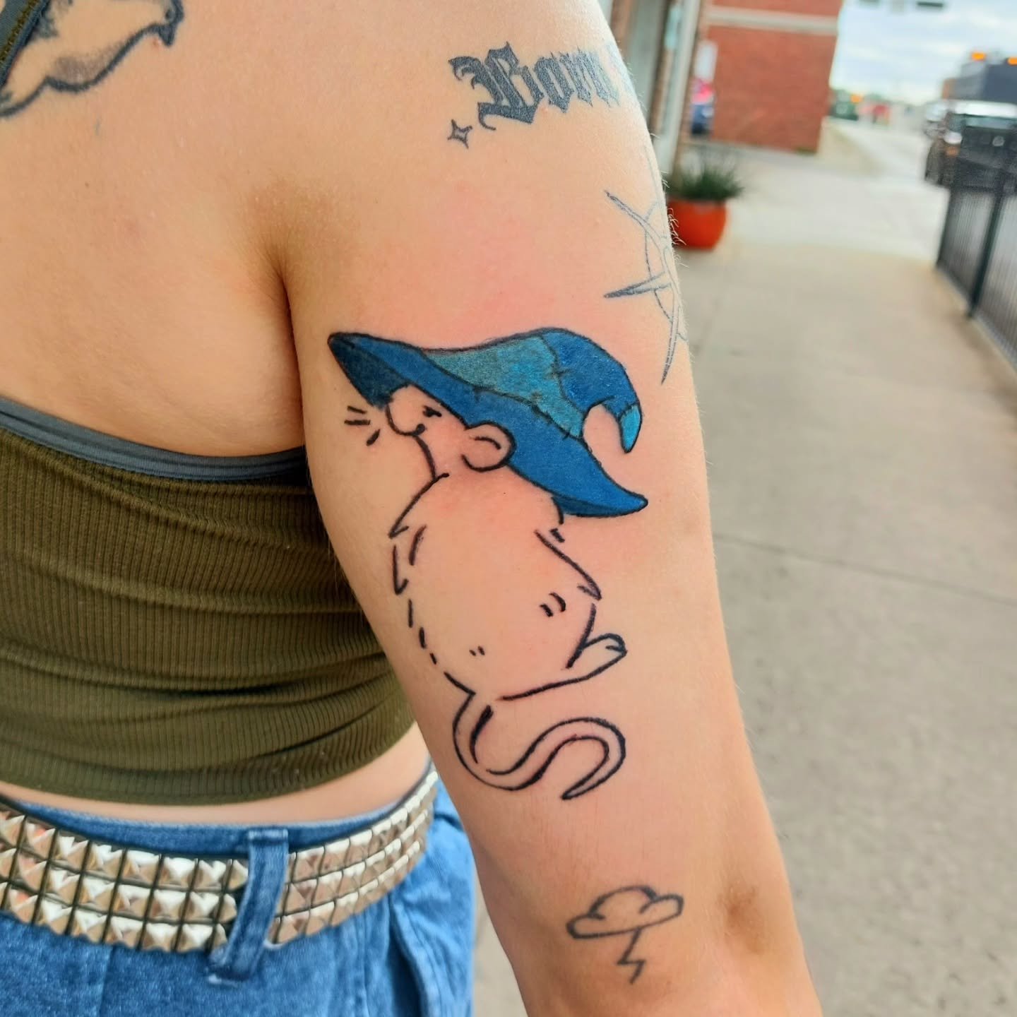 Happy Thursday~ I got to touch up a couple of my first tattoos yesterday ๐ we added the blue to the little wizard rat and cleaned up the whiskers on the little rat nose and added the black pack... guess you could call them rattoos (get it, like rat