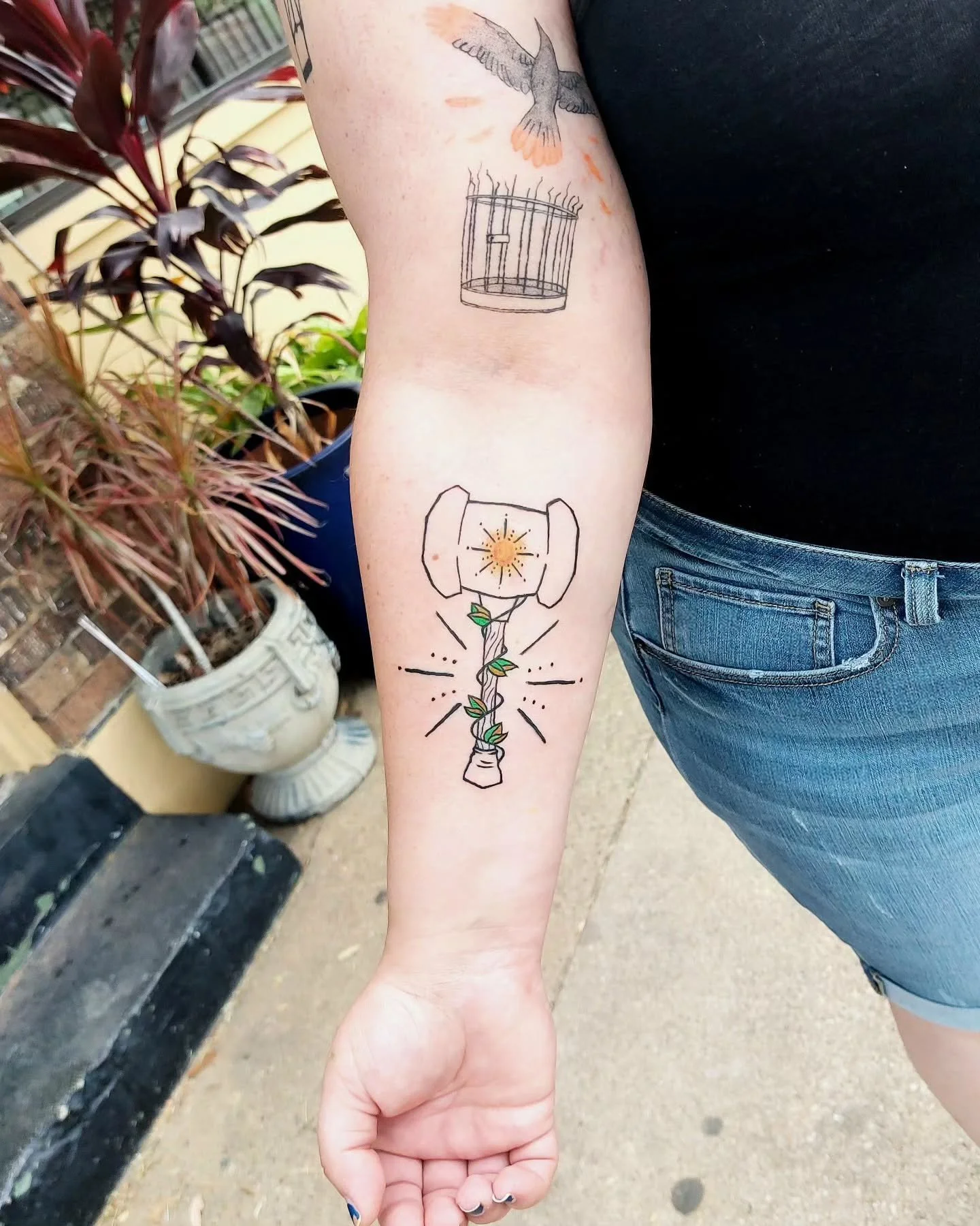 a fun tattoo I did today! a war hammer inspired by my client's halfling character from their 2 year long dnd campaign! I would love to do more weapons and DND pieces βοΈπ DM me with your ideas or use my booking link to get a fun apprentice piecd~
-