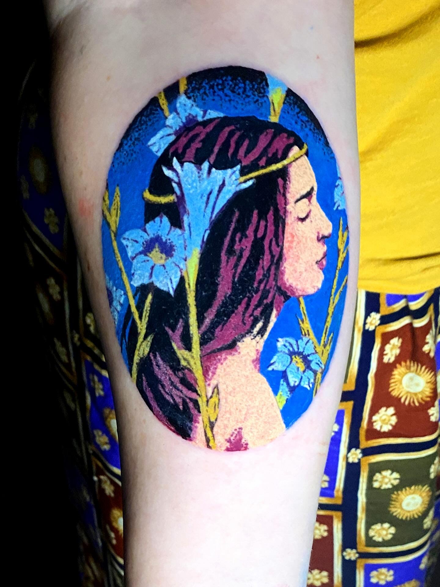 One of my premade designs for @jourdy_climbs Really loved bringing this one to life for Jourdan! 💙
#tattooartist #tattoo #colortattoo #artnouveau #artnouveautattoo #actuallymoreinspiredbysecessionistillustrationandcameos #cameo #cameotattoo #ophelia