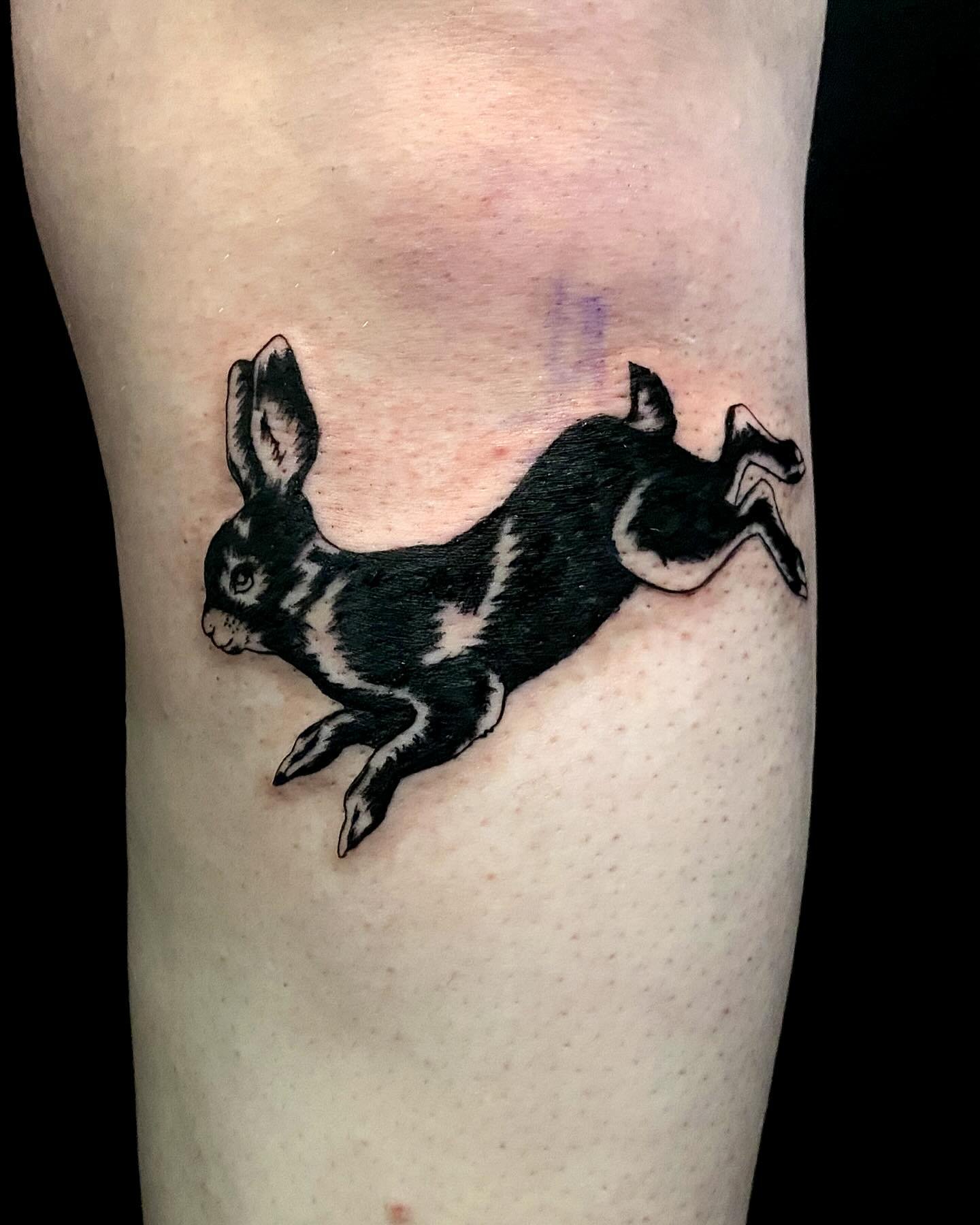 Bun-knee for Liz! Customized one of my flash designs so we could get this guy jumping for joy 😎
#blackwork #blackworktattoo #tattoo #tattooartist #rabbittattoo #bunnytattoo #dfwtattooartist #dentontattoos #vintagetattoo #linocuttattoo #woodcuttatto