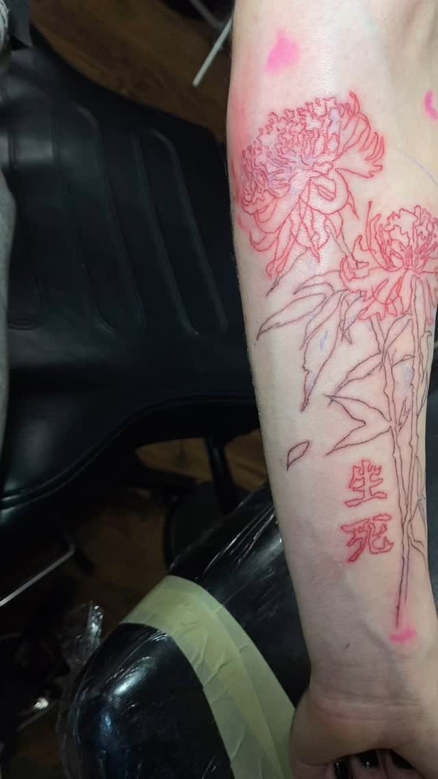 Start on this Spiderlily tattoo. We went for a Japanese print look and feel 💮
#tattooartist #tattoo #dfwtattoos #dfwtattooartist #neongenesisevangelion #japanesetattoo #watercolortattoo