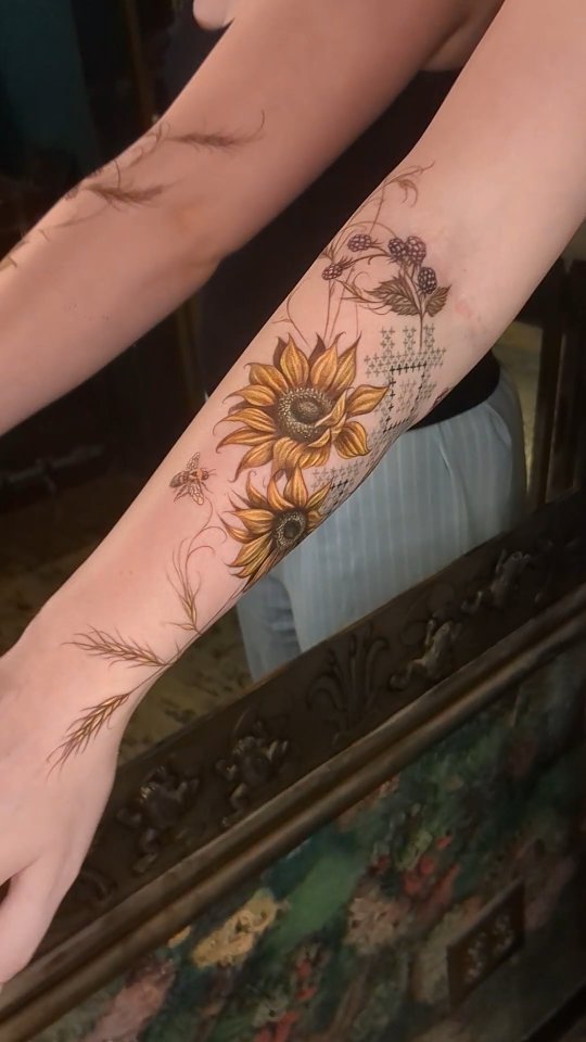 I'm traditionally anti-favorite, but I can't help it this time. The color... The blackberries... The lil bugs 🥰 (the lil heart on the back of the bee).
The wheat and sunflowers are 100% freehanded. The blackberries, bugs and leaves were stenciled b