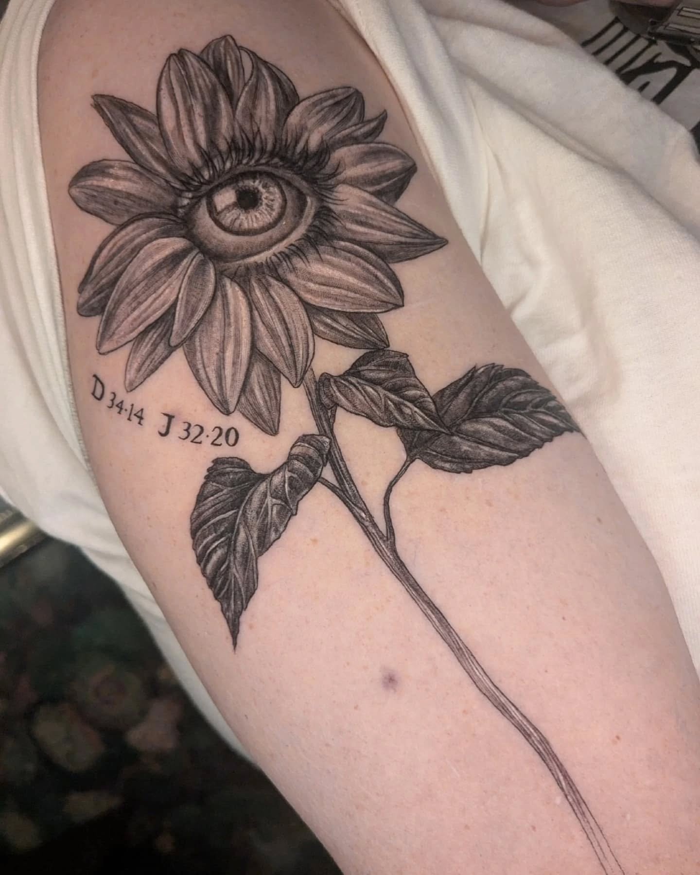 I've always wanted to tattoo a sunflower with an eye!
This one is a tad different than my usual style with slightly more emphasis on dark thin lines. But I'm very happy with the overall oomph and silhouette of it. I think we will be adding color too