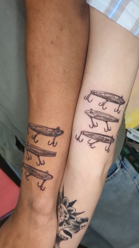 These cutie-patooties @daviddeatonmusic and @nik_knacs were competing over who was the more experienced fisher.
But there are always enough fishing lures to go around.
.
.
.
#dentontattoos #downtowndenton #dentontx #dentonsquare #botanicaltattoo #a