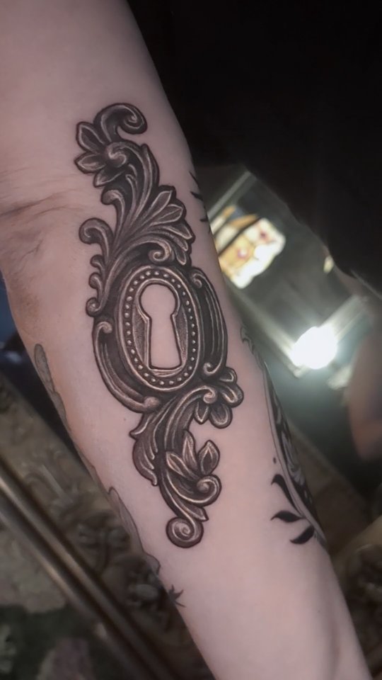 This gap filler 🥰
.
.
.
#gapfiller #antiquetattoo #vintagetattoo #femaletattooartist #dentontattoos