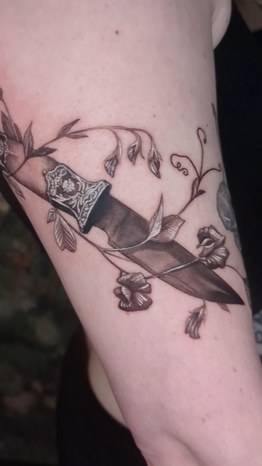 Another knife rendition with sweet peas this time! Stabby stabby not too shabby.
Love the cherry skulls I did for Friday the 13th a few years back. 😘 I f'd up and touched it up before I took a video!
.
.
.
#texastattooartist #femaletattooartist