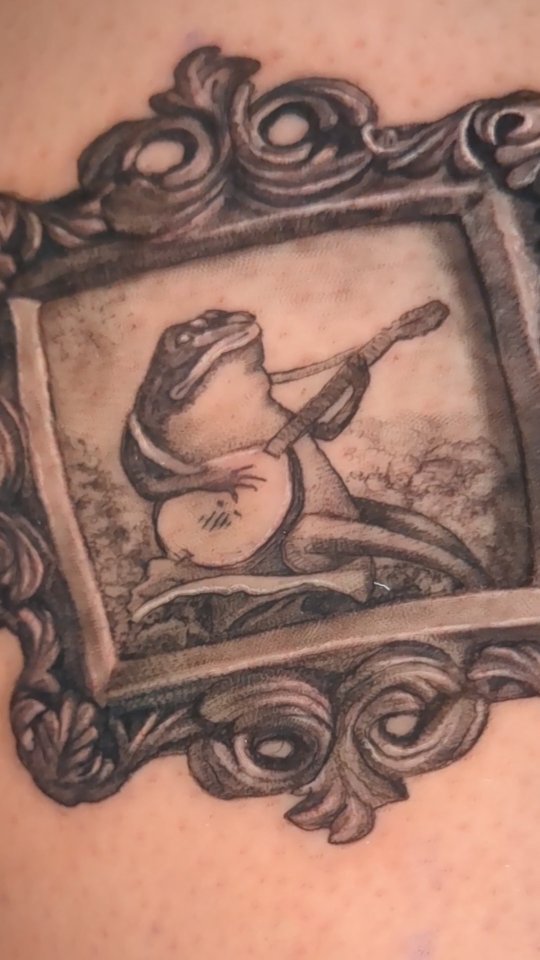 Banjo lovin' frog man, Harrison James III. It's a generational talent! Loving these highly illustrative styles.
.
.
.
#texastattooartist #femaletattooartist #dentontattoos #dentontx #botanicaltattoo #blackandgreytattoo #vintagetattoo #antiquetattoo