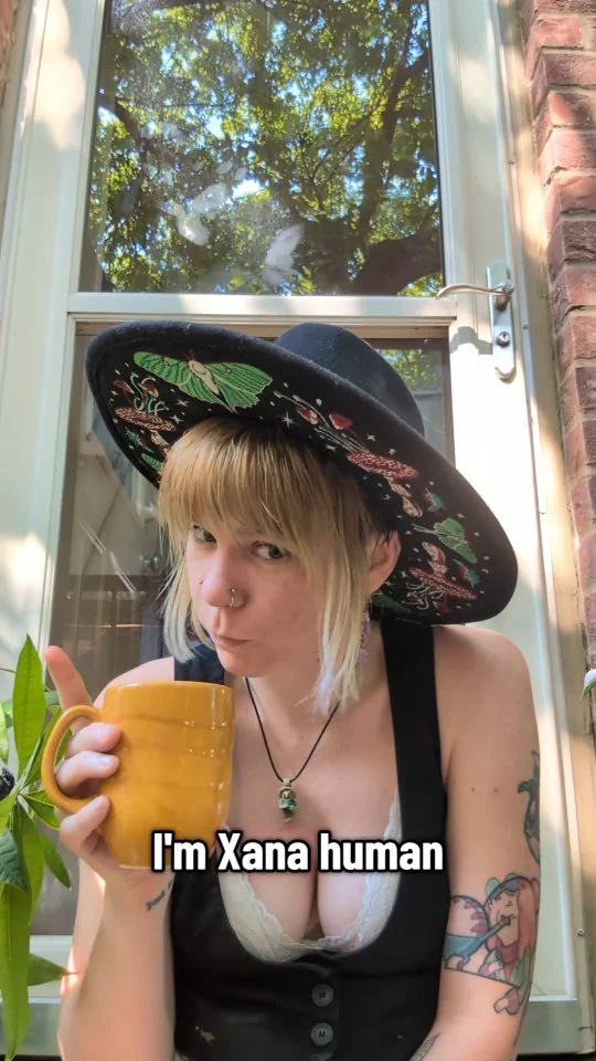 Hi I'm Xana human I guess, if you've been missing out on my odd creations or all the community events and fundraisers at my studio @theartistsgrove you should definitely click that follow and save button real fast so you don't forget again!
.
.
.
#sm