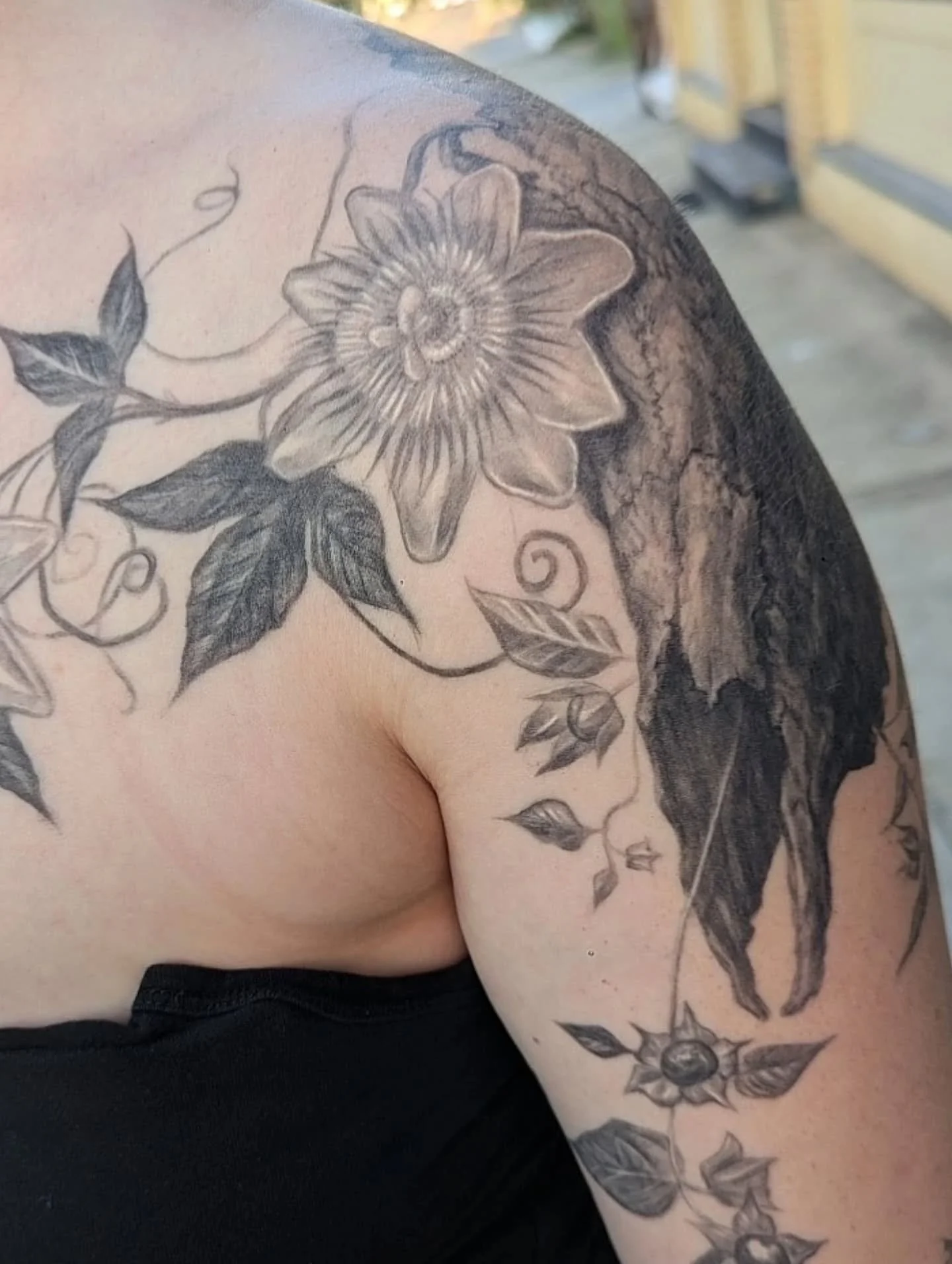 Passionflower 🌱 Ram Skull 🌱 Night Shade 🌱 Moth
2-Months Healed
A nature-loving cocktail for sure....
This tattoo is exactly up my alley. I could add more to something like this for days as well. More vines, more night shade, more delectable nat