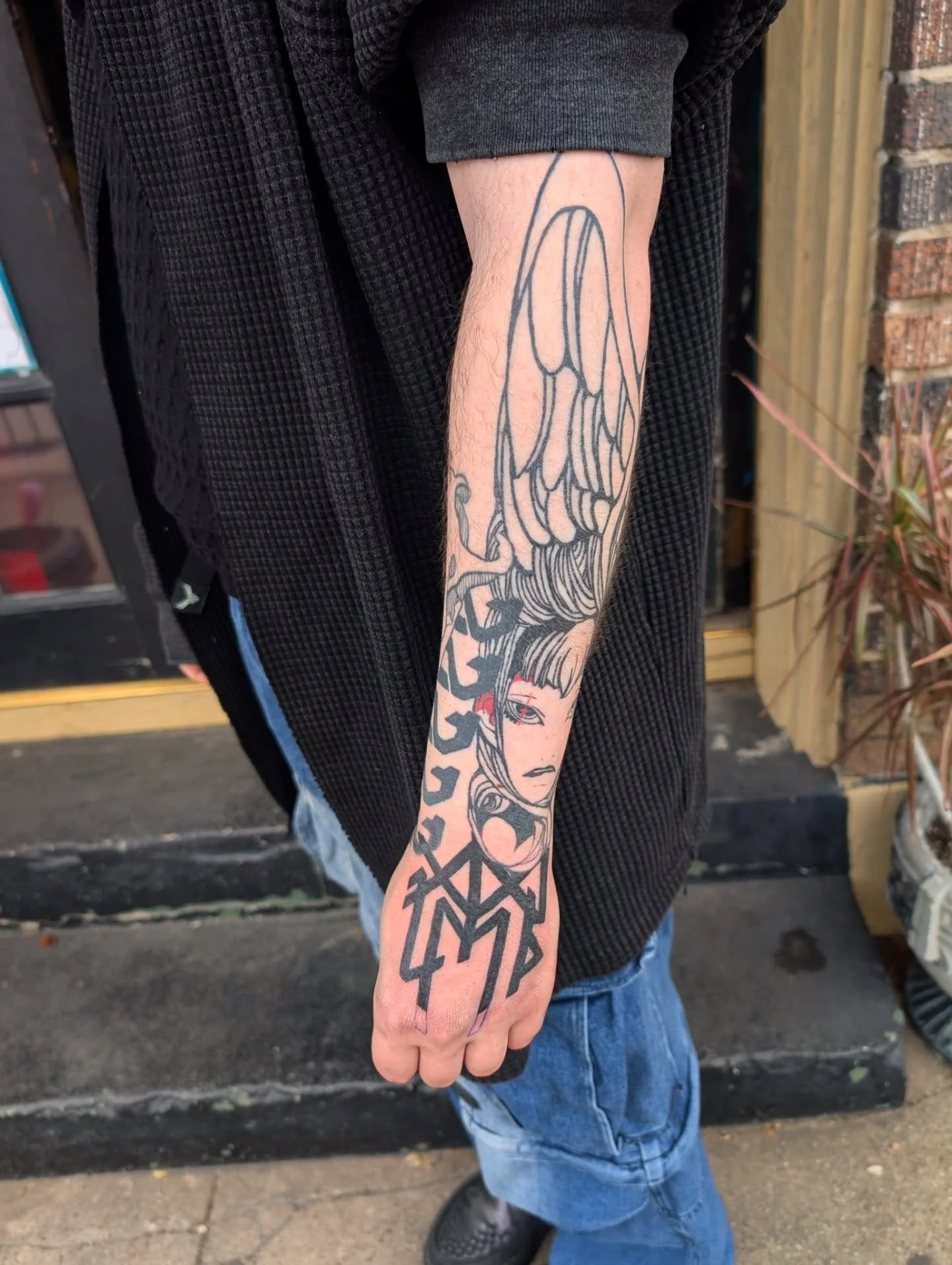 Added to the hand and it's so cool to see all of @thiskalish  pieces starting to really all interact together! Thank you for coming to me for another tattoo!!
.
.
.
#handtattoos #texastattooartist #dentontx