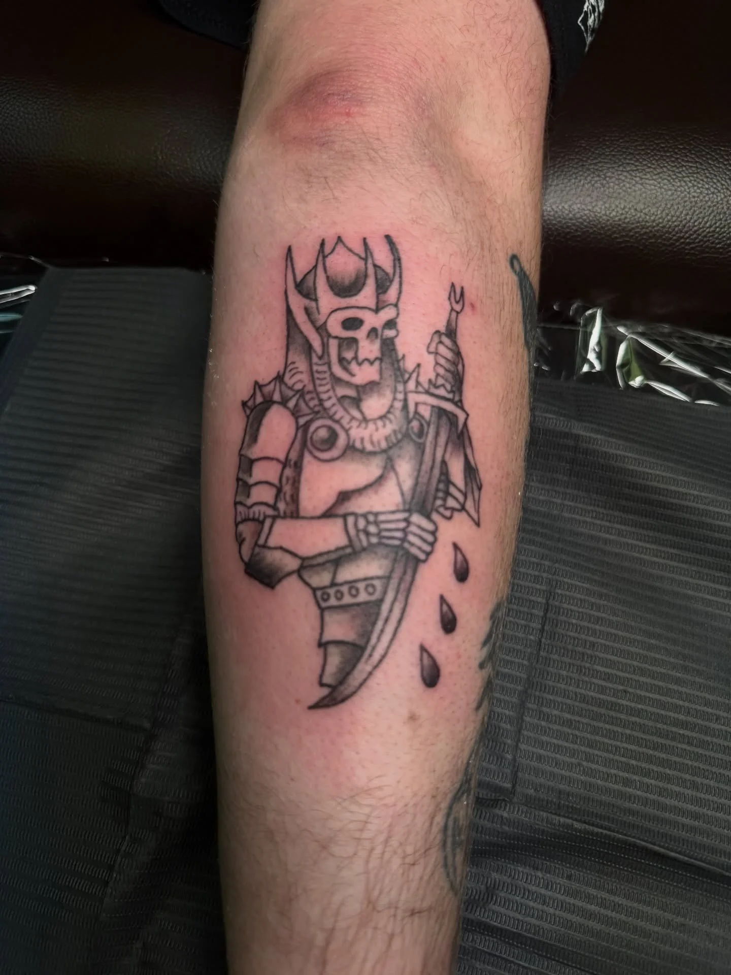 Some sick ass trad on @ogblainbone ⚔️💀⛓️

This was a free tattoo bc he bought one of my mystery bags, and he got a free tattoo coupon inside! Normally this tattoo would be around $200! 

#tattoos #tattooartist #dfw #dentontexas #tattooflash