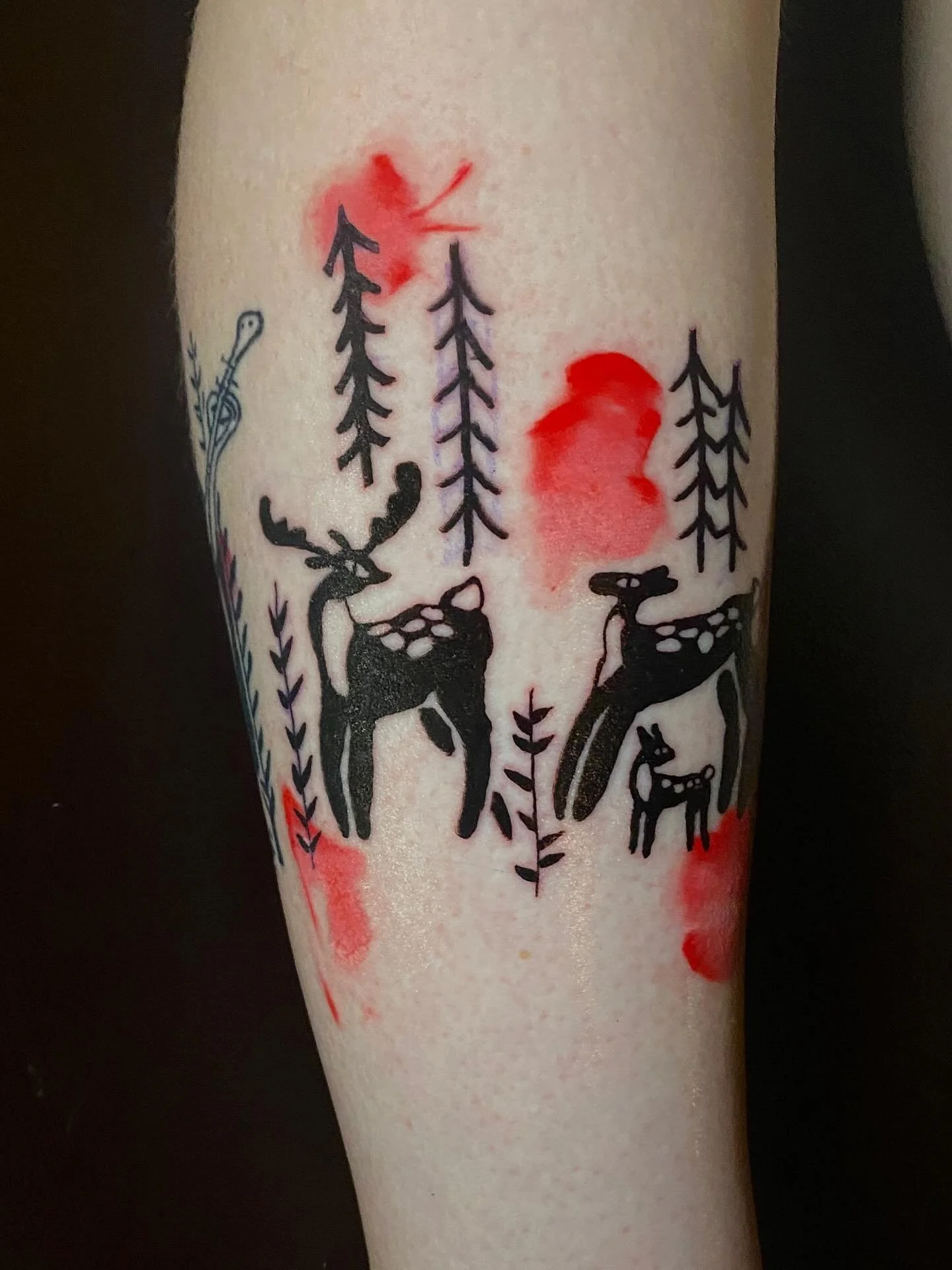 Continuing with this clients folk art and red watercolor leg piece! 

Little deer family 🦌 

#dallastattooartist #fortworthtattoos #dentontx #dentontattoos #texastattooartist #dfwtattoos #deertattoo #abstracttattoo #blackworktattoo #folkloretattoo
