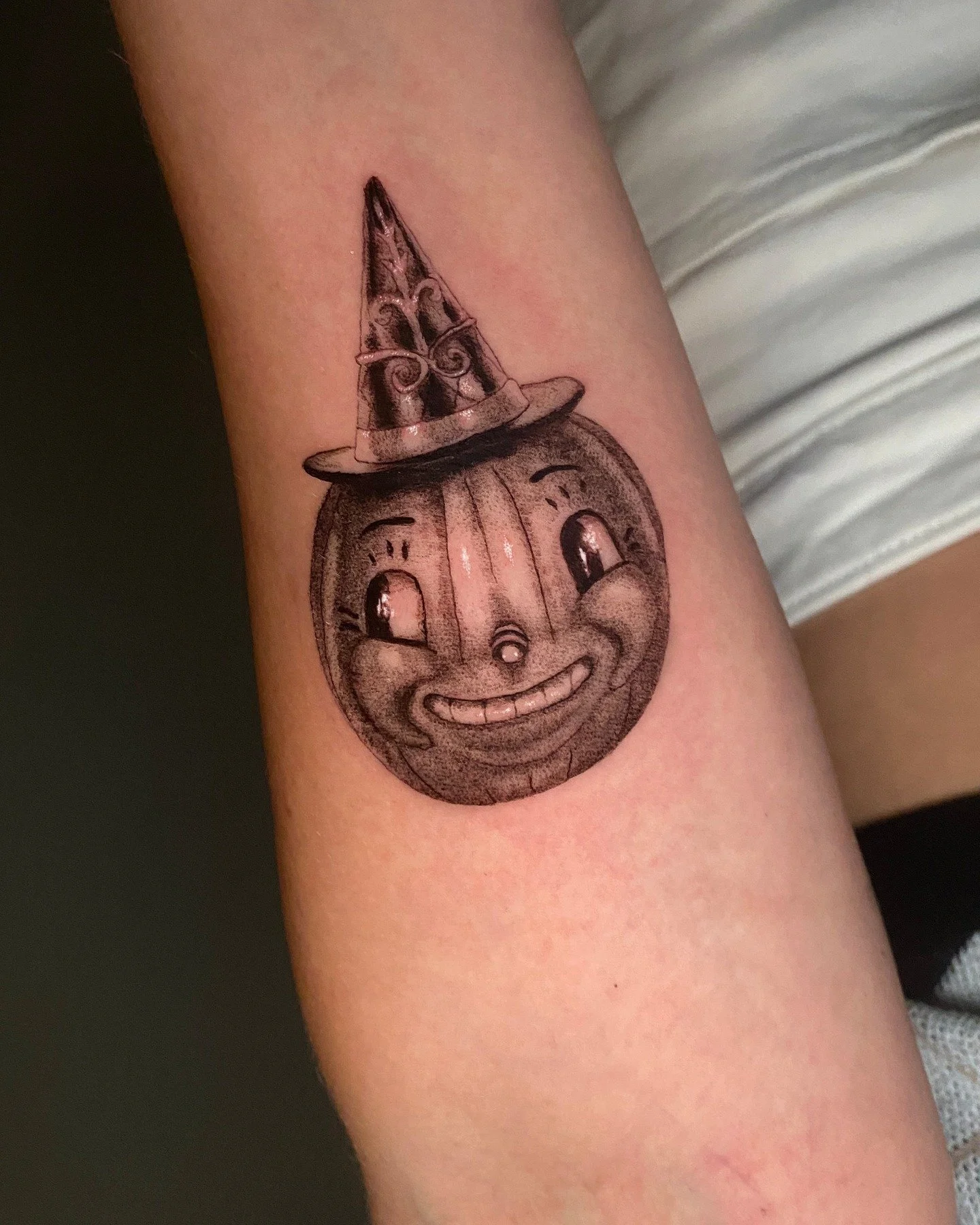 Handsome little devil from my flash sheet for Jessica 🎃 

So happy to have a client that shares my love of vintage Halloween!

This flash is still available, but not for long! If you want some of these vintage autumn flash pieces, remember to book b