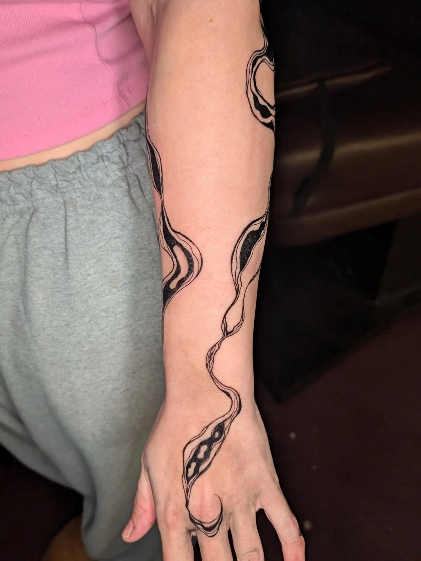 I haven't decided if reels or posts are better so you're getting both! New abstract black work piece for @theglowfairy.emily who was amazing during this half day piece. Thank you for all of the trust in my doodles on your arm to bring this piece to l