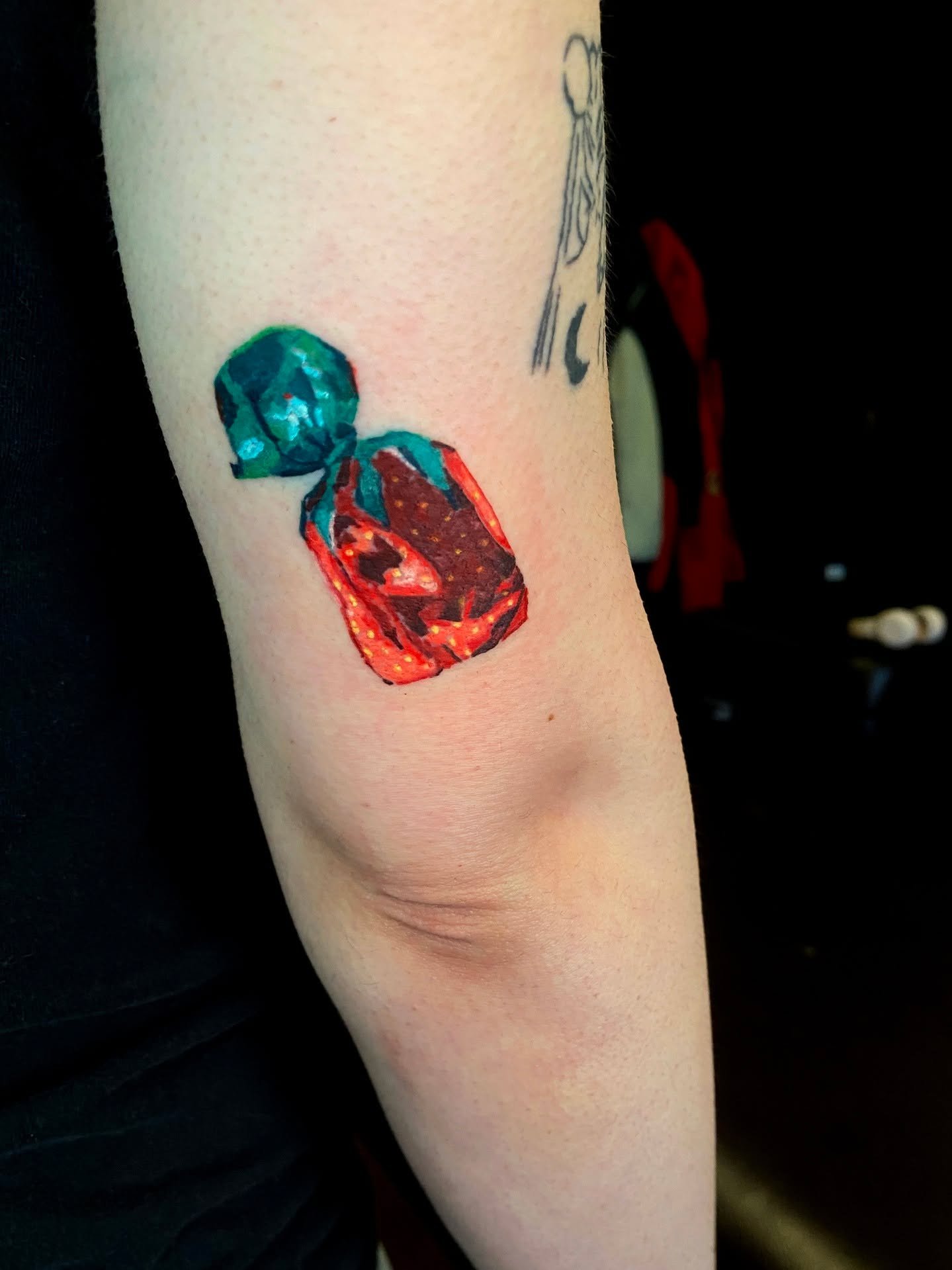 Tiny tattoo for Erika! 🍓
Strawberry bonbons are definitely my favorite candy, and I love doing color tattoos! This project was a real treat! 🍬
#strawberrybonbon #colortattoo #colortattoos #colorrealismtattoo #colorrealismtattoos #animaltattoo #tatt