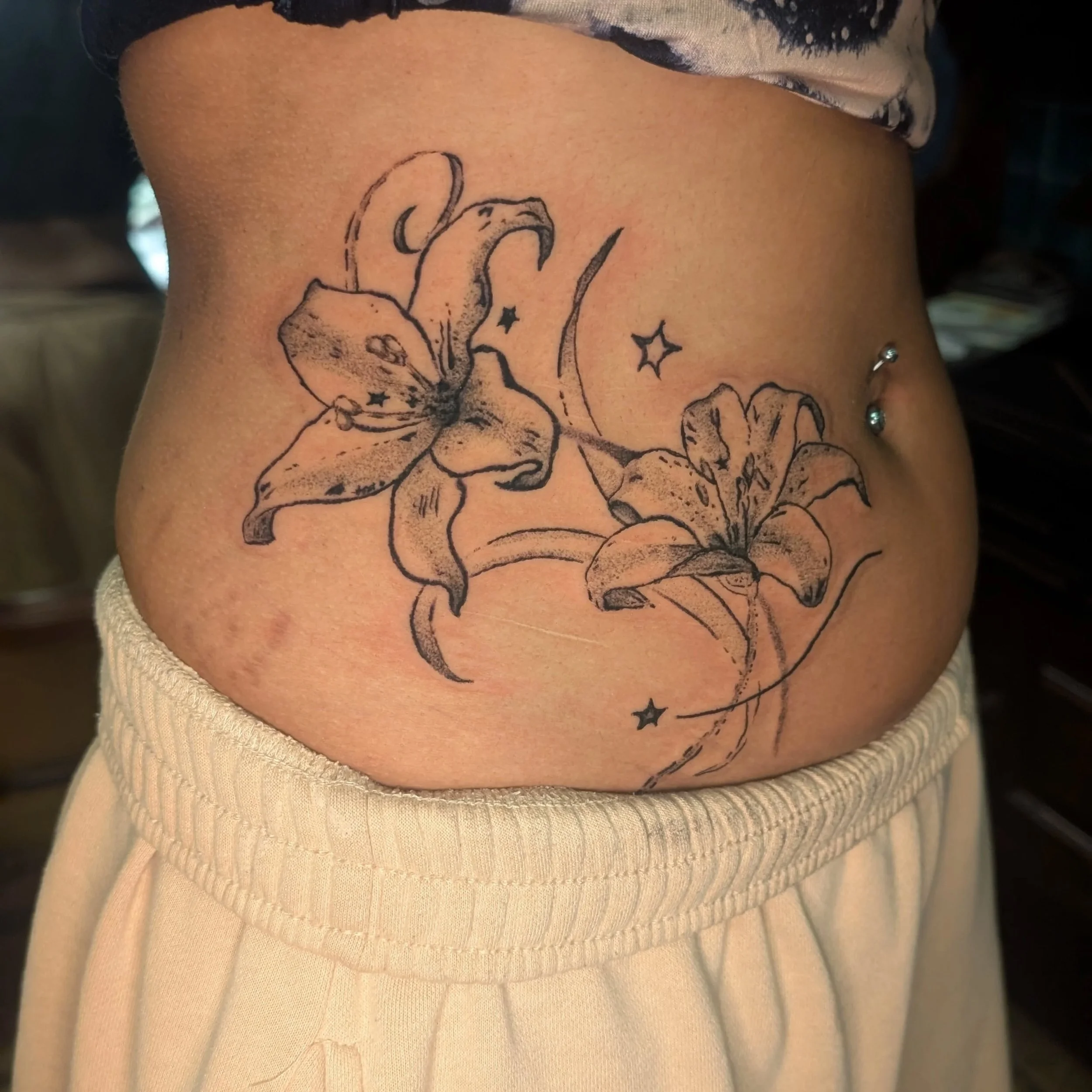 Some lilies walked in on Saturday. Emmy sat so well for this tummy tattoo!
.
.
.
#texastattooartist #dallasfortworthartist