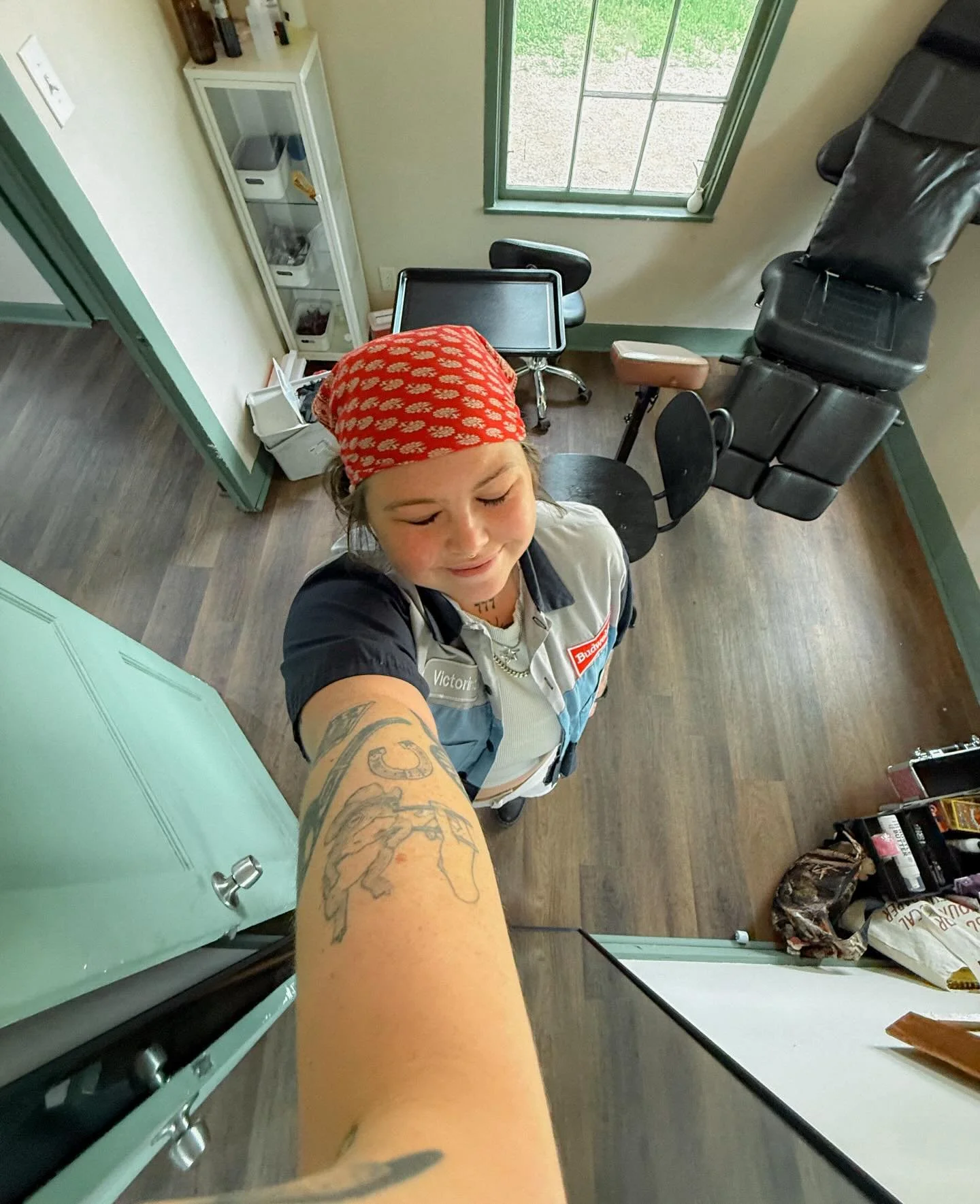 had a blast and a half in atx this past weekend! thank you to @slowpokeatx for having me and i can&rsquo;t wait to come back again soon 👀🫶🧸

#babybeartattoos #atx #guesttattooartist #handpokeartist #travelingtattooartist