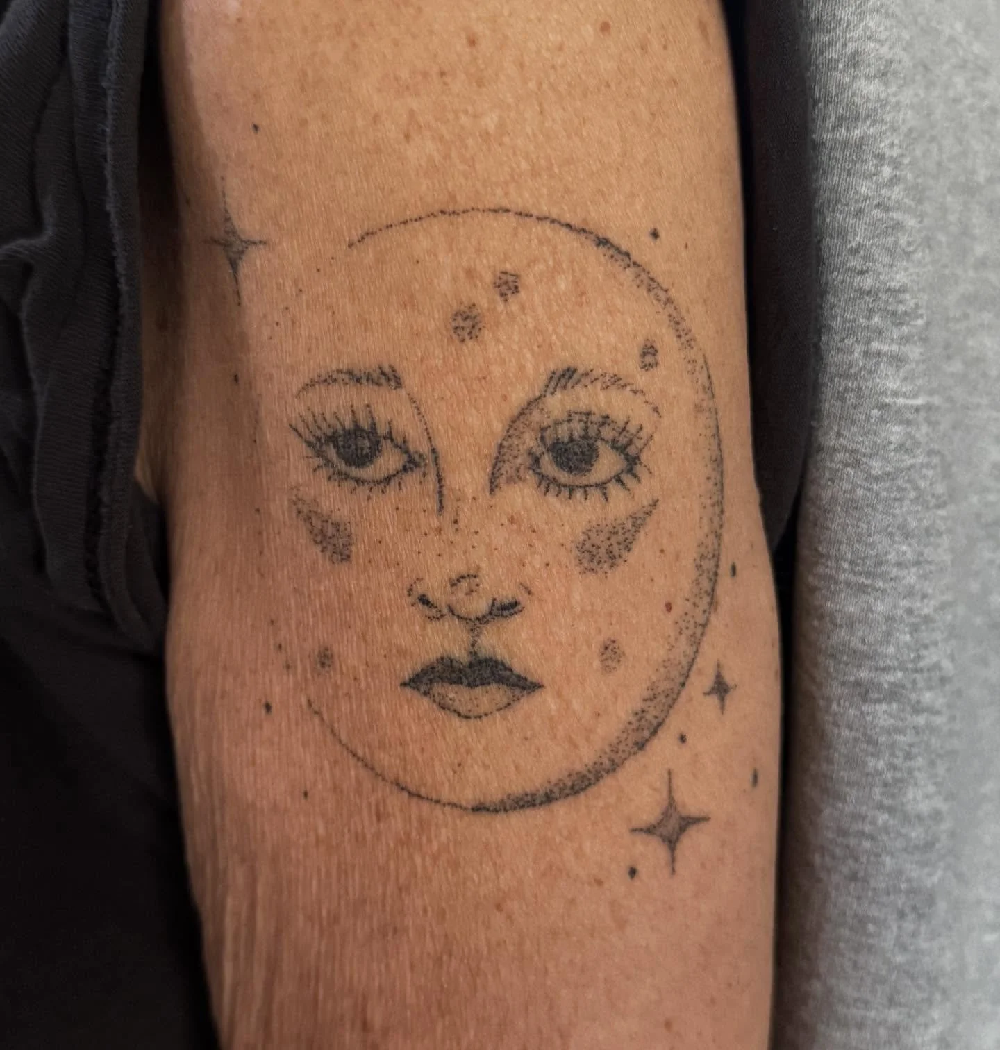handpoked moon and stars ✨🌙

#handpoke #handpokedtattoo #handpokeartist #handpokedtattoos #queertattooartist #femaletattooartists #dfwtattoo #dfwtattooartist #fortworthtexas #fortworthtx #babybeartattoos