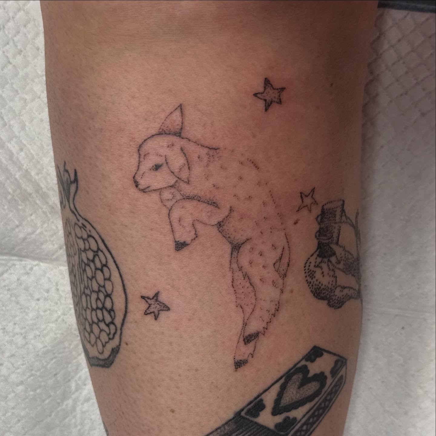 handpoked lamb from my flash on myself 👀🤭

#handpokeartist #dfwtattoos #dfwtattooartist #femaletattooartists #queertattooartist #handpoketattoos #handpokedtattoo #fortworthtexas #fortworthtx #handpoke #babybeartattoos