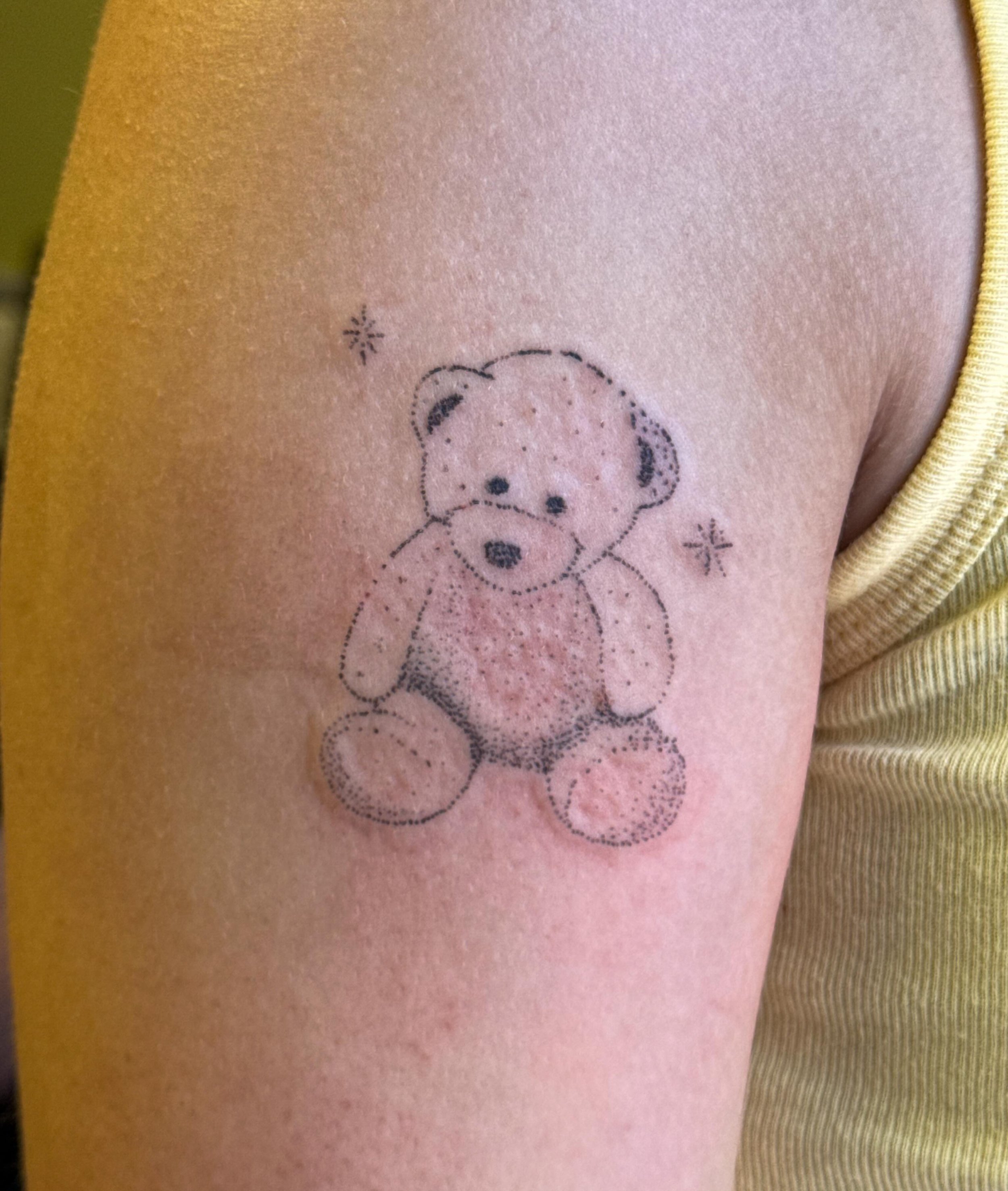 childhood teddy bear for grey! first tattoo for them too! such an honor thank you so much for the trust <3

swipe to see teddy in the flesh haha.

#babybeartattoos #queertattooartist #handpokeartist #dentontattoos #dentontx