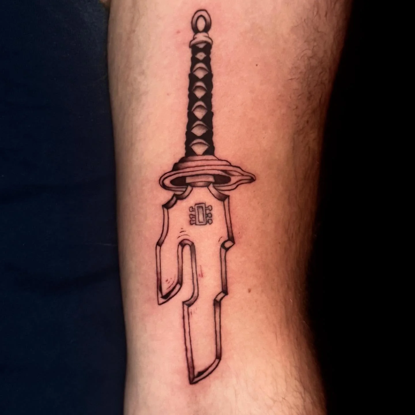 toji sword toji sword toji sword (+ a bama rama wip) who want&rsquo;s Maki&rsquo;s ?? hmu. love yall muah 

#tattoos #tattooapprenticeship #dfwtattooartist #trilogytattoostudio #alexhartart