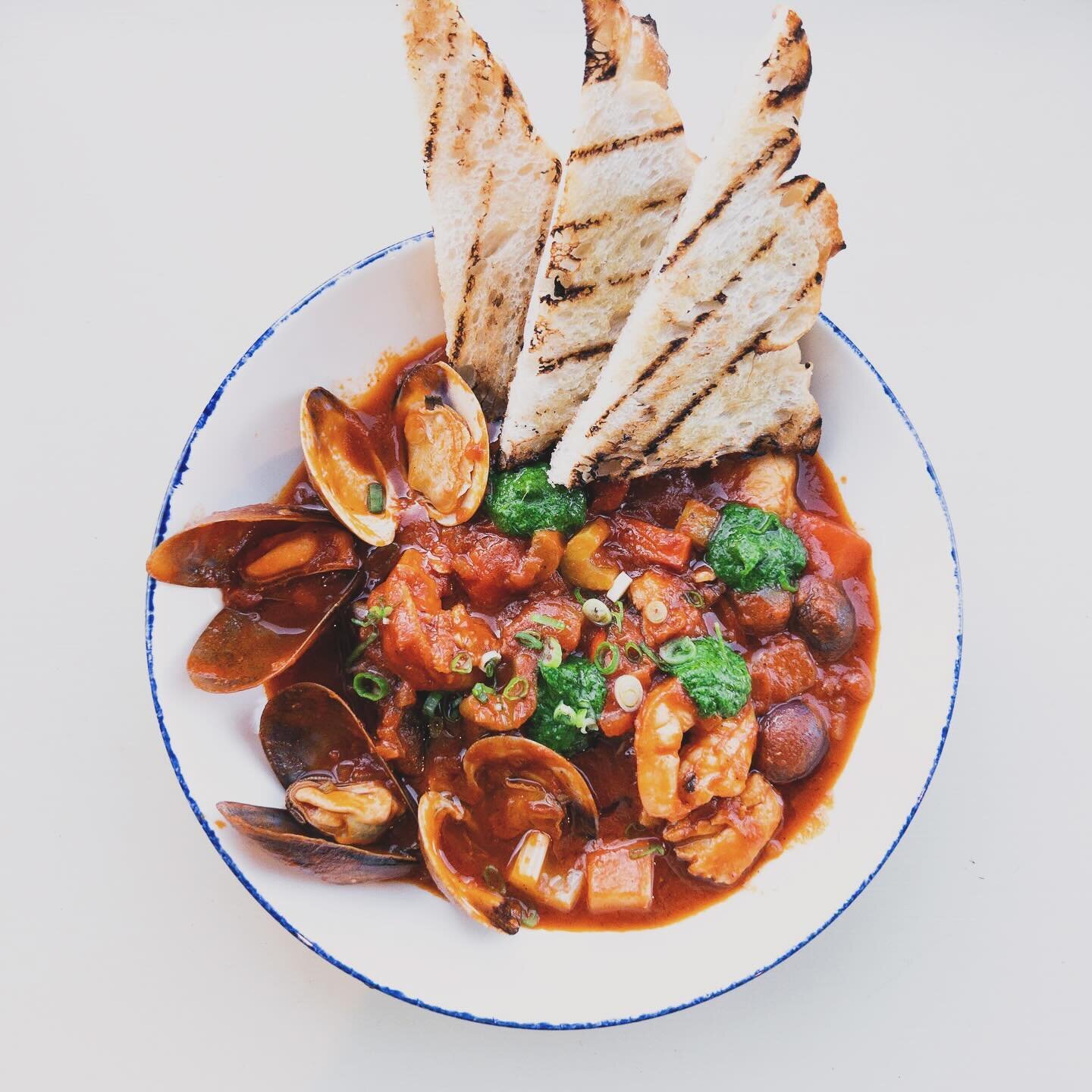 The Cioppino is the main character of our new menu!
🔹Mussels, Clams, Shrimp, Cod🔹
🍅 Delicious Tomato Broth 🍅

#seafood #cioppino #fresh #rustic #delicious #tasty #mussels #clams #shrimp #cod #new #menu #dinein #takeout #restaurant #island #mv #ma