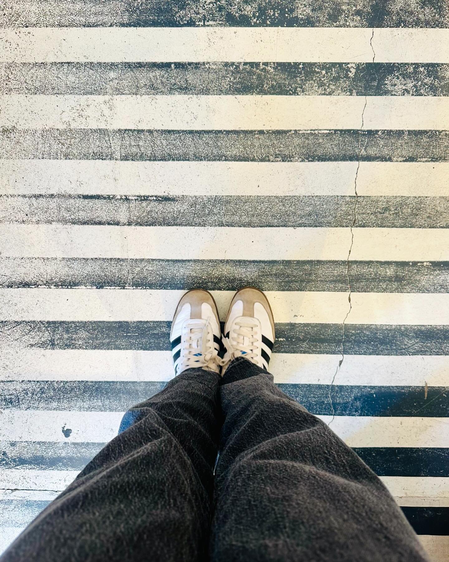 Step into the weekend! Who else is ready to relax and recharge? 🙋🏻&zwj;♀️

#interiordesign #vintagerugs #eclecticdesign #vdainteriorsdesigns #lbinteriordesign #ocinteriordesign