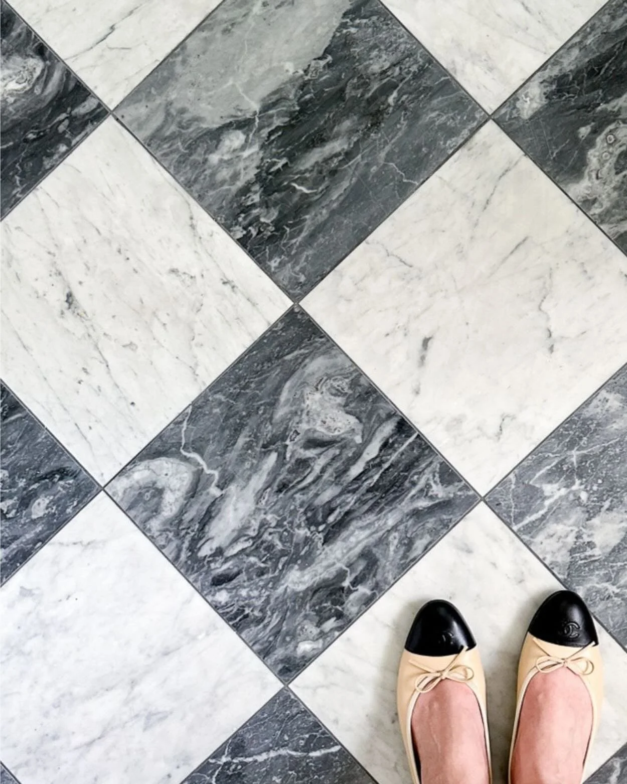 Classic checkered floors, a timeless style. Designing spaces that stand the test of time with VDA Interiors

#interiordesign #timelessdesign #vdainteriorsdesigns #lbinteriordesigner #ocinteriordesigner