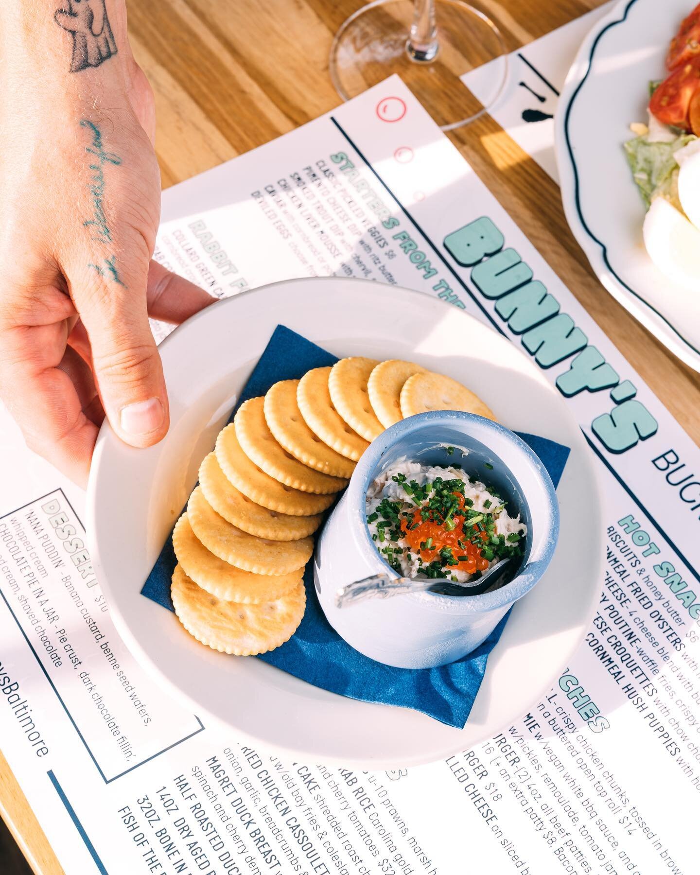 We have an idea for you tonight! Come sit at the bar, start with our smoked trout dip, then move on to our AMAZING fried chicken cassoulet, then reflect how tasty it was with a Ramona Flowers!
.
@trashhand