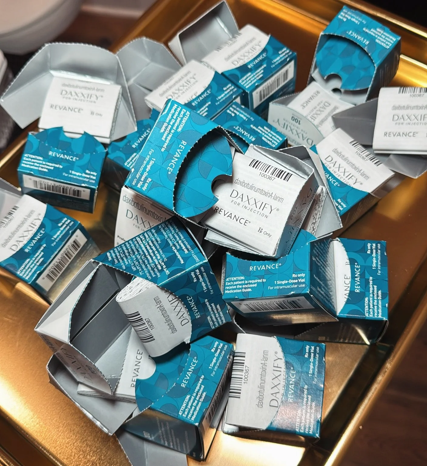 From subtle lip flips to full-face balancing — we’ve done it all today with Daxxify, and our tray full of empty boxes says it all! 💉
Daxxify is the next-generation neuromodulator designed to smooth fine lines and wrinkles with results t