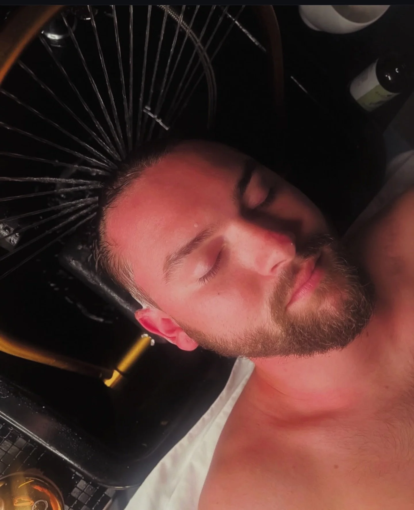 Valentine&rsquo;s isn&rsquo;t just for her 🤍

The men aren&rsquo;t left out at ReNew &mdash; and let us tell you&hellip; they LOVE the HeadSpa too.

Our LUX HeadSpa isn&rsquo;t just relaxing &mdash; it&rsquo;s results-driven. Deep scalp detox, tensi