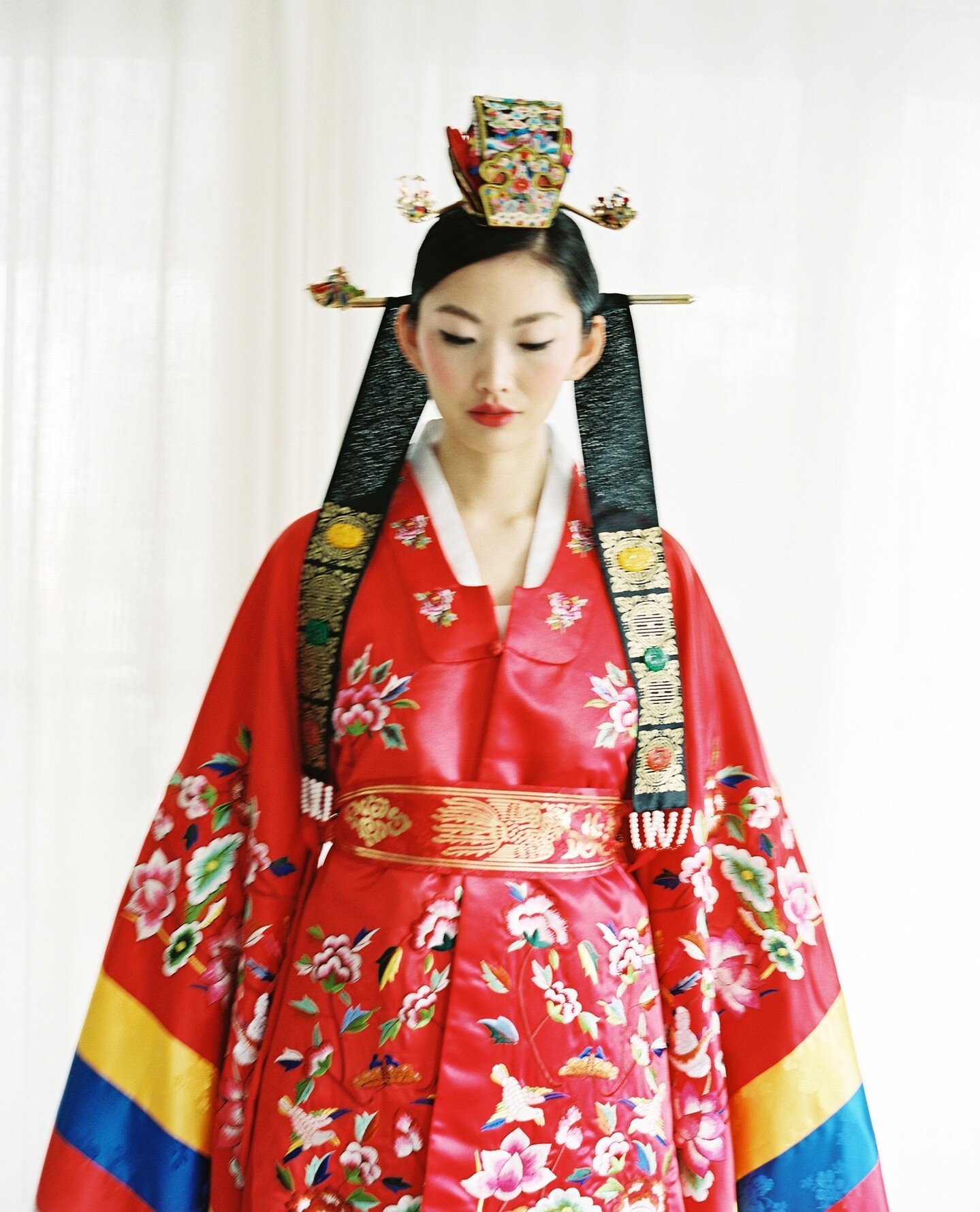 Beauty of Korean traditional outfit.⁠
⁠
⁠
⁠
Photo: @by_matthew of @clybymatthew @by_matthew || HMUA: @airhairandmakeup || Model: @sophiac19 || Design: @hazelduststudio || Outfits: @thehanbok⁠
⁠
#clybymatthew #matthewree⁠
#love #nyc #nycwedding #nycwe