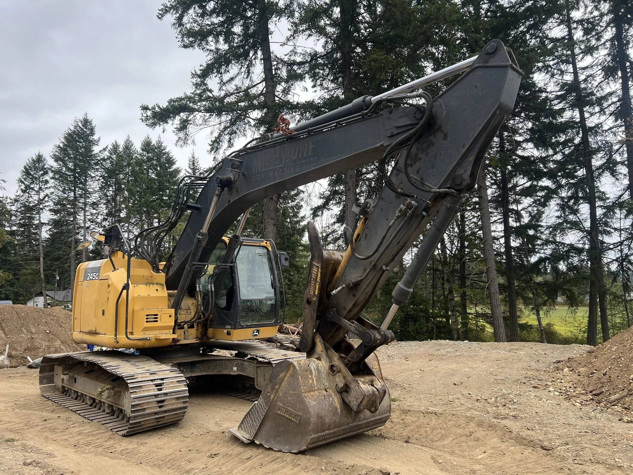 2018-john-deere-245g-lc-01-side.jpg