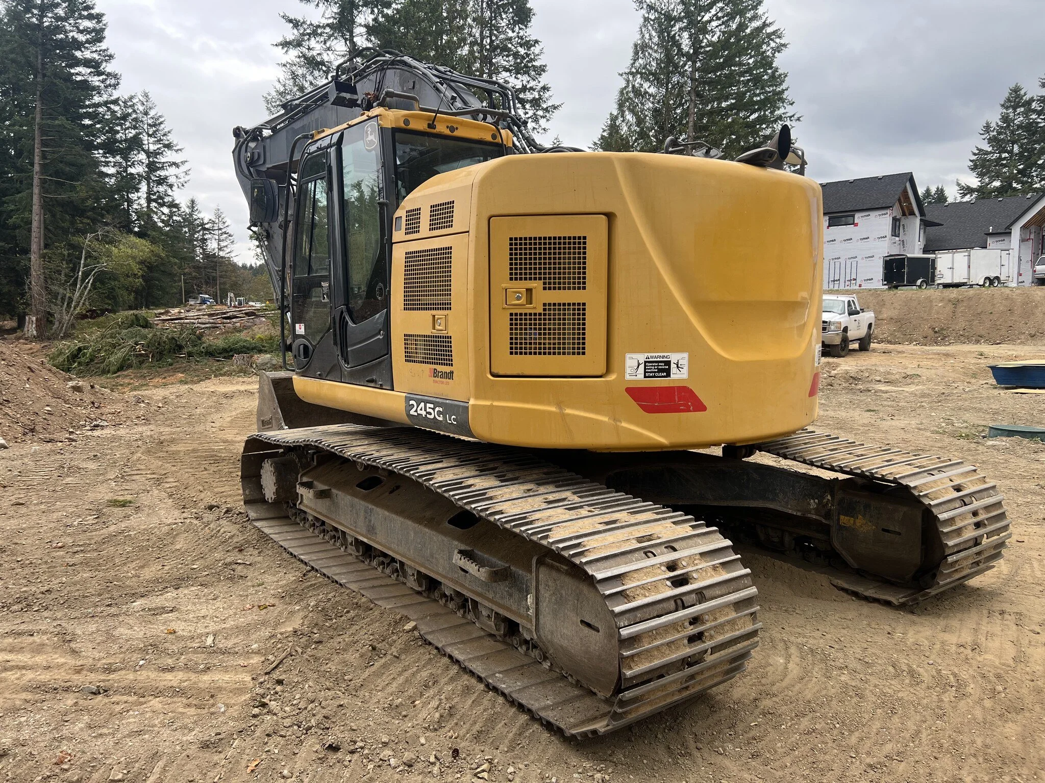 2018-john-deere-245g-lc-02-right-rear.jpg