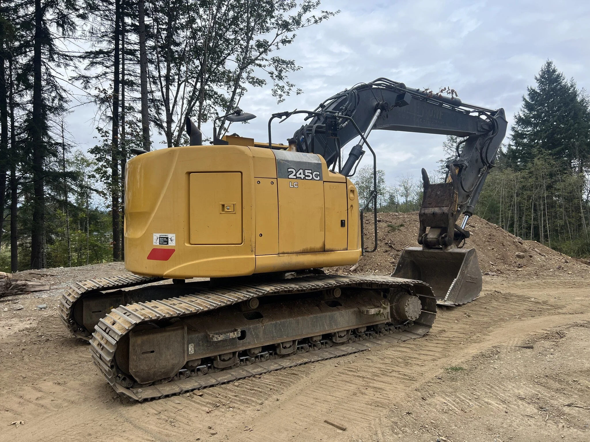 2018-john-deere-245g-lc-03-left-rear.jpg