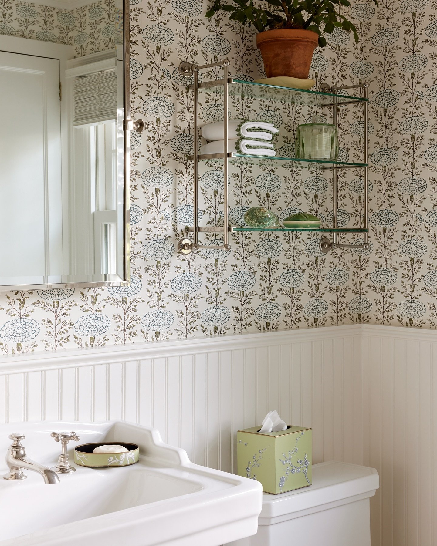 A favorite bathroom at our Westchester project 💚 #libbysmithinteriors 
📸: @twilliamsphoto 
Styling: @lucybamman