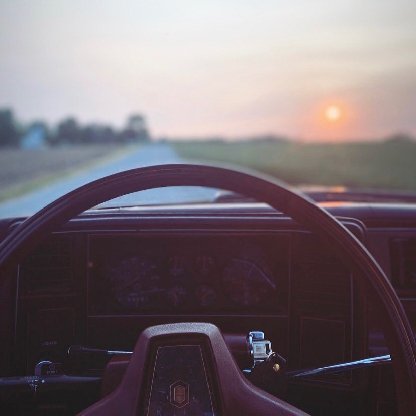 driving home with the sunset season is here 😍 thanks so much for having us out tonight, @thecitymoms + @goldencardinalmedia! 🌼

#smallbuisness #citymoms #womensupportingwomen #photoshoot #styledshoot #vintage #daisyjonesandthesix