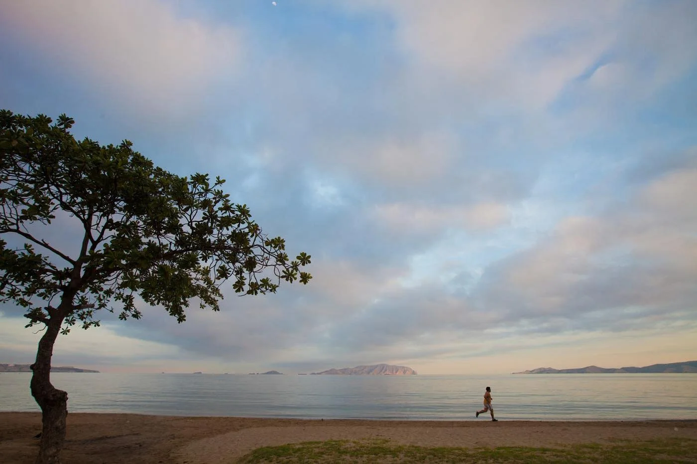 This week we join @worldcouncilofchurches in praying for Colombia, Ecuador, and Venezuela.

To be more patient
give us strength, Lord.

To become peace-makers,
equip us, Lord.

To be right,
give us your light, Lord.

To accept our faults,
give us hum