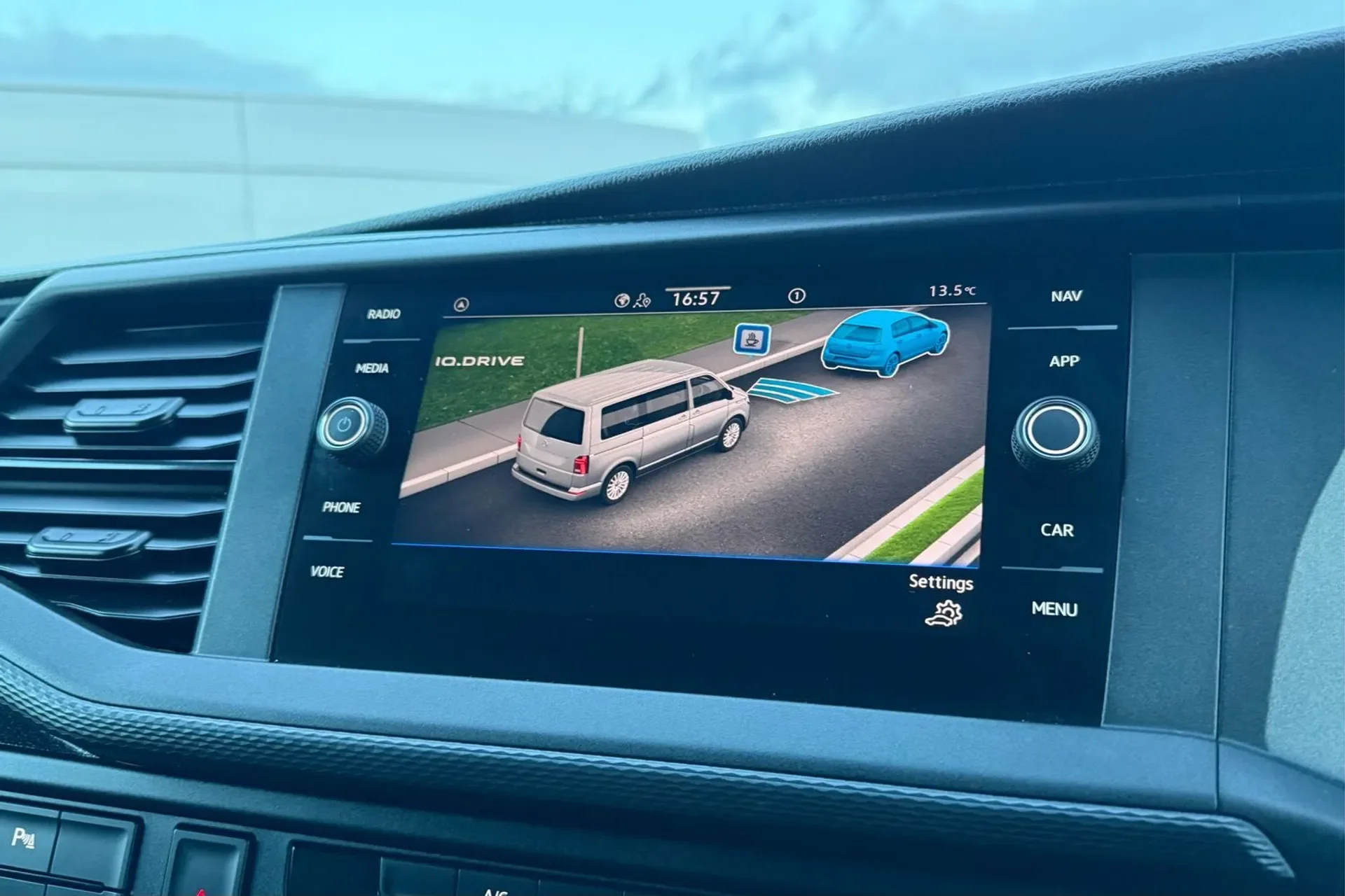 vw-transporter-infotainment.webp