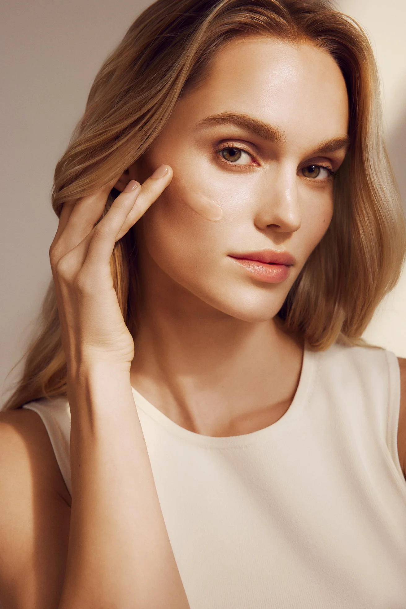 CPB_AW23_UV_LaraCallahan_Still_Clair_Application_Protective_Cream_SPF25_2086_03.jpg