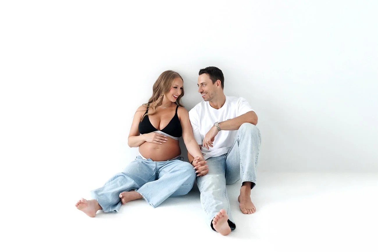 Clean, Timeless &amp; Airy Maternity Photography