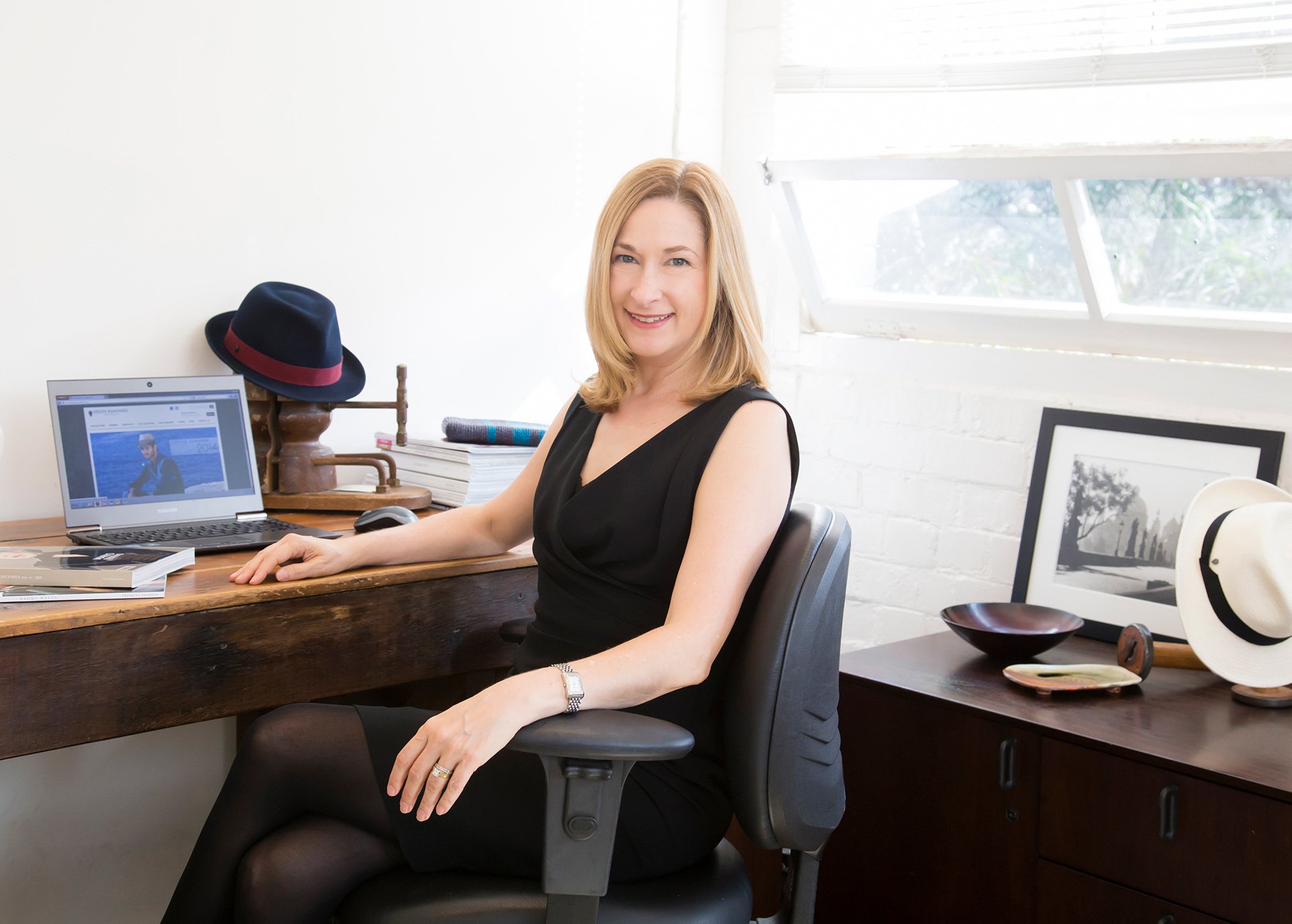  female executive portrait at desk brisbane kirsten cox photographer headshots 