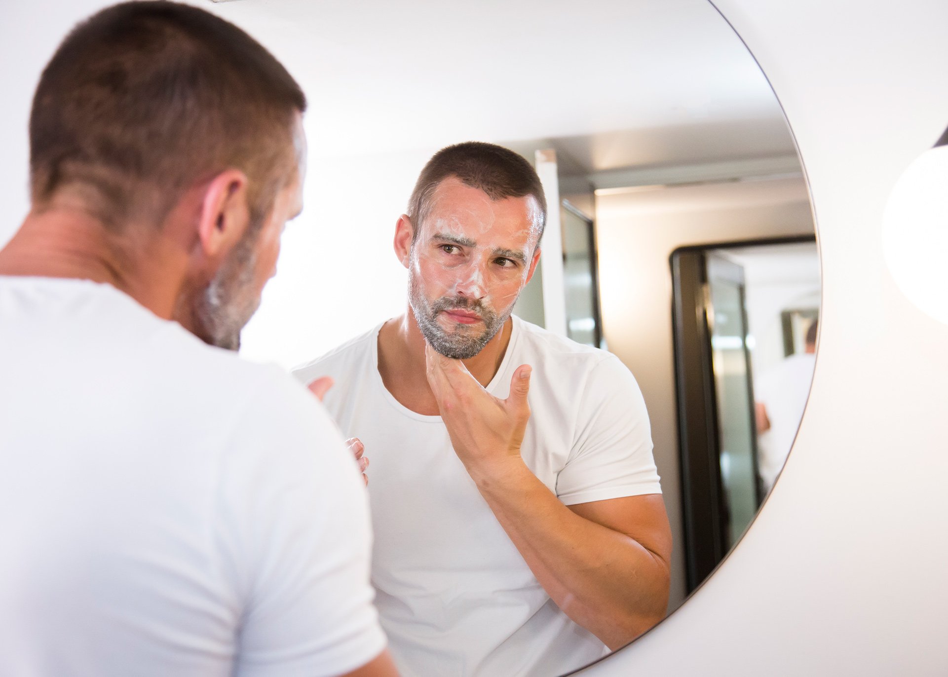  man shaving face in mirror kris smith sydney kirsten cox photographer portrait 