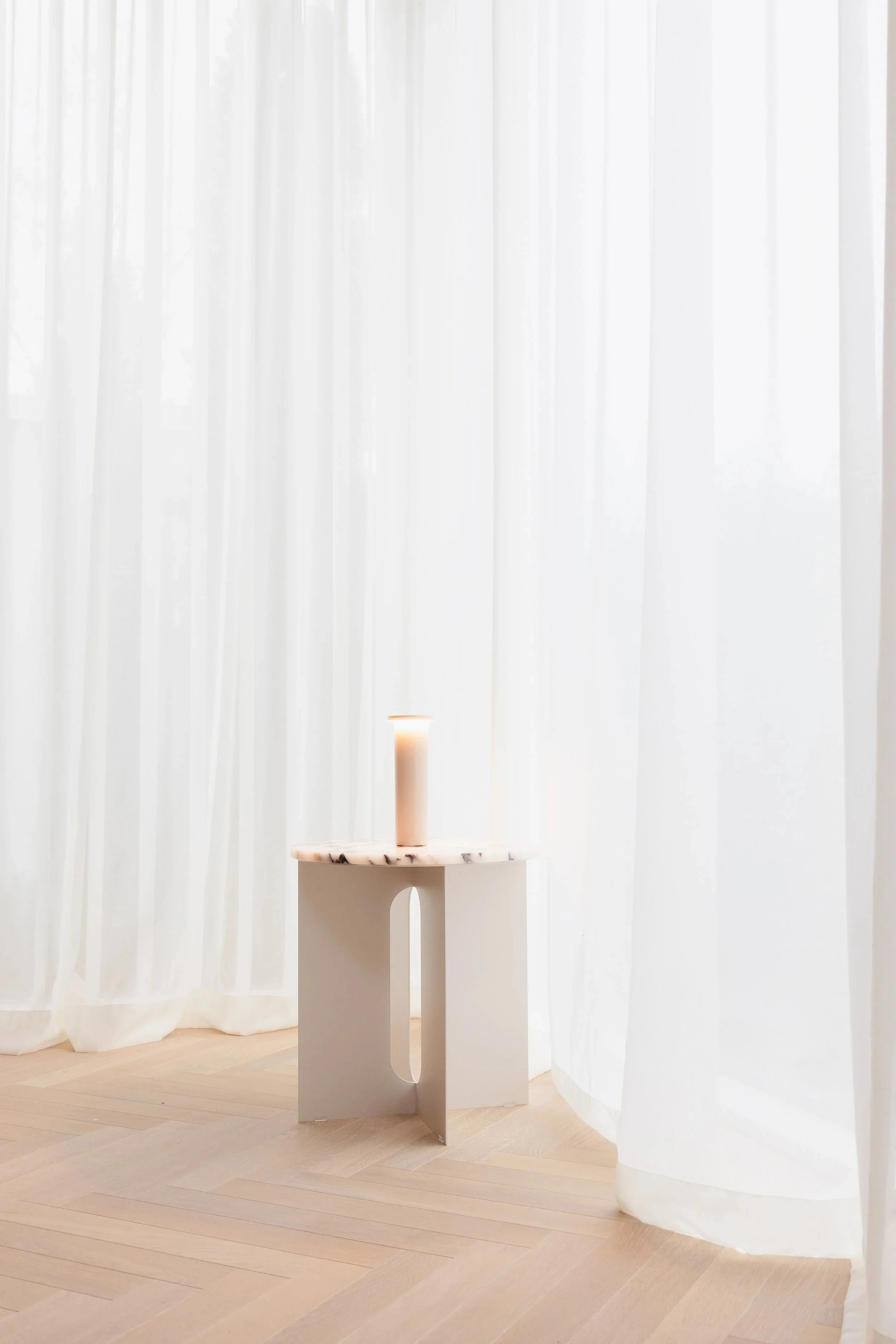 Sisustussuunnittelija Helsinki, marmori pöytä, skandinaavinen sisustus, kalanruotoparketti